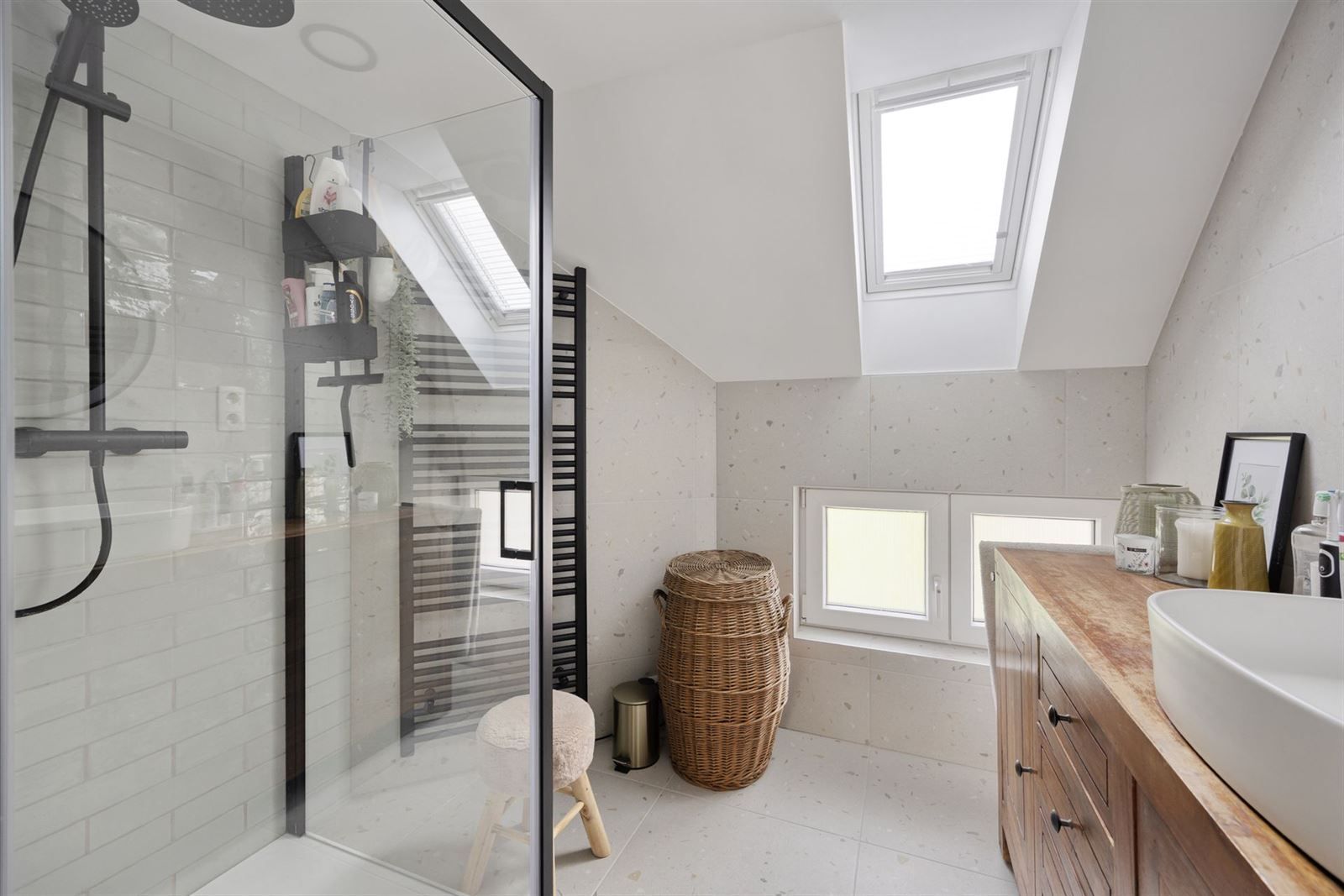 Instapklaar driegevel woning in groene omgeving foto 17