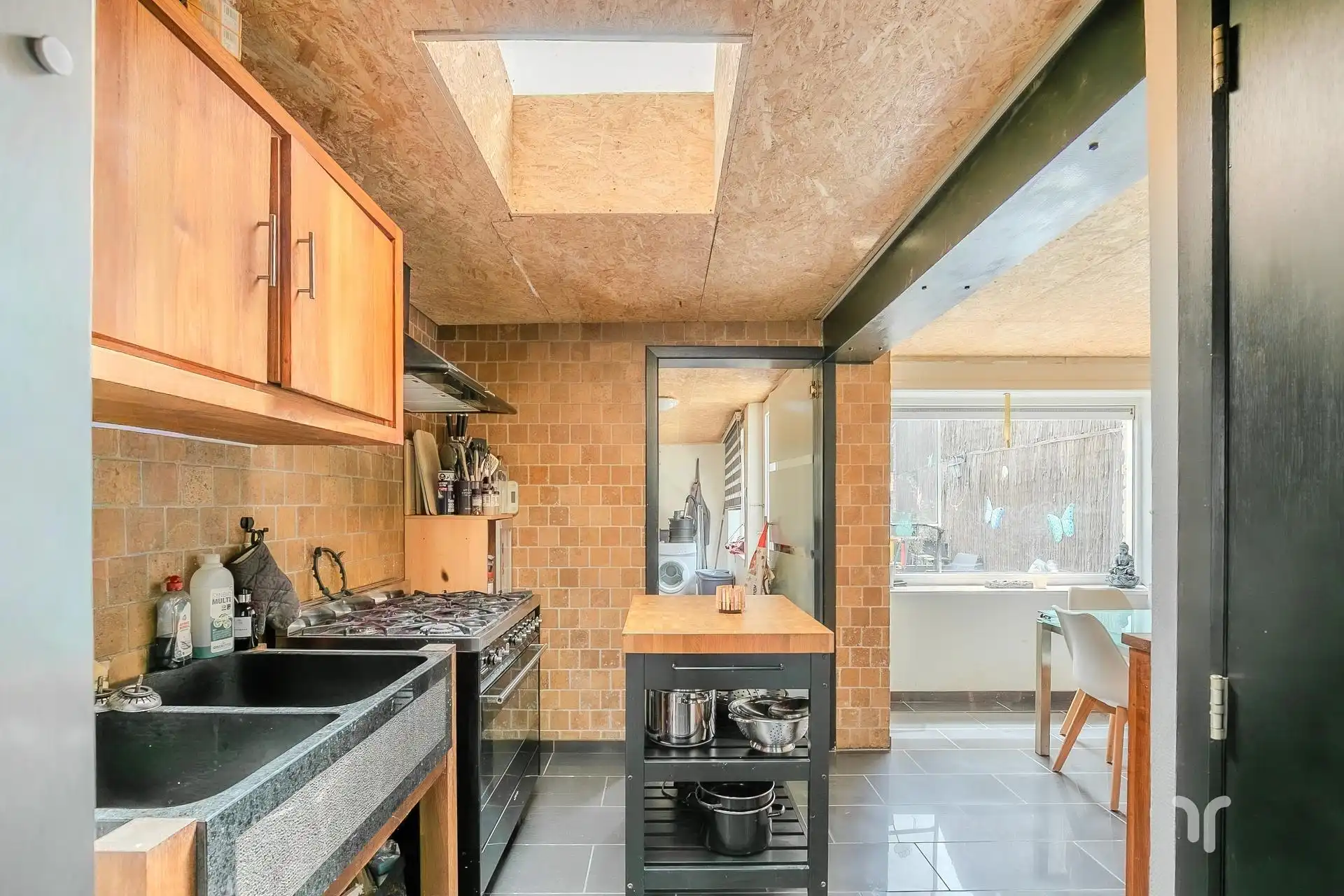 Rijwoning met ruime tuin, uitweg met garage en uitbreidingsmogelijkheden. foto 4