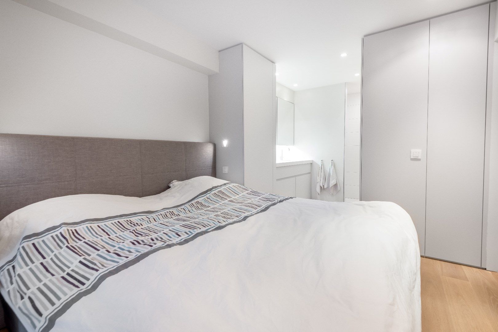 Smaakvol gerenoveerd appartement met mooie gevelbreedte centraal gelegen op de Lippenslaan. foto 9