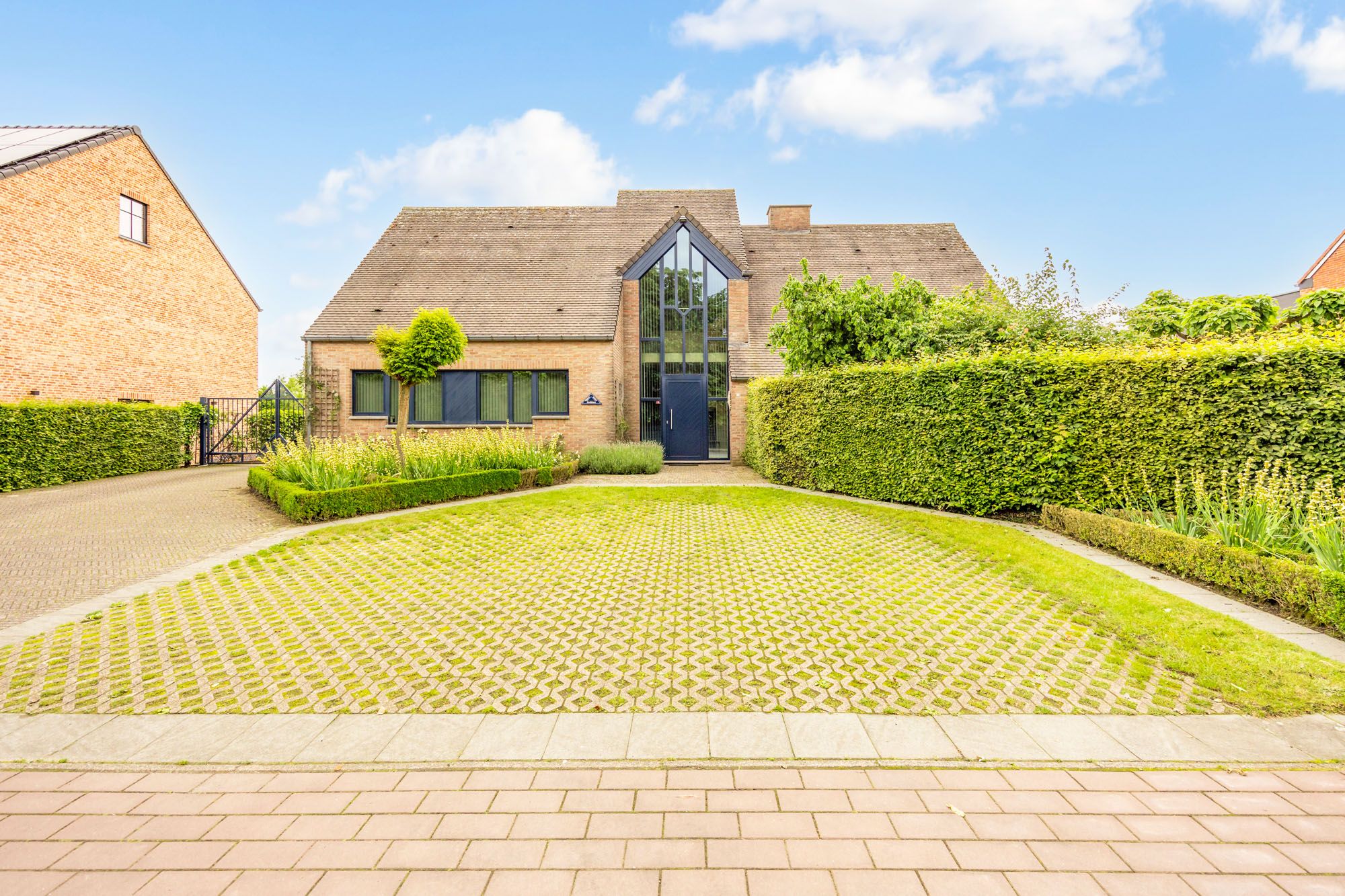 EXTRA RUIME VILLA MET EEN PRACHTIG LICHTRIJKE LEEFRUIMTE, RUIME KEUKEN, 4 SLAAPKAMERS EN EEN PRACHTIG KANTOORGEDEELTE OP EEN RIANT EN CENTRAAL PERCEEL VAN MAAR LIEFST 13A 71CA MET KNAP BIJGEBOUW OP EEN GUNSTIGE LOCATIE NABIJ HET CENTRUM VAN HAMONT! foto 5