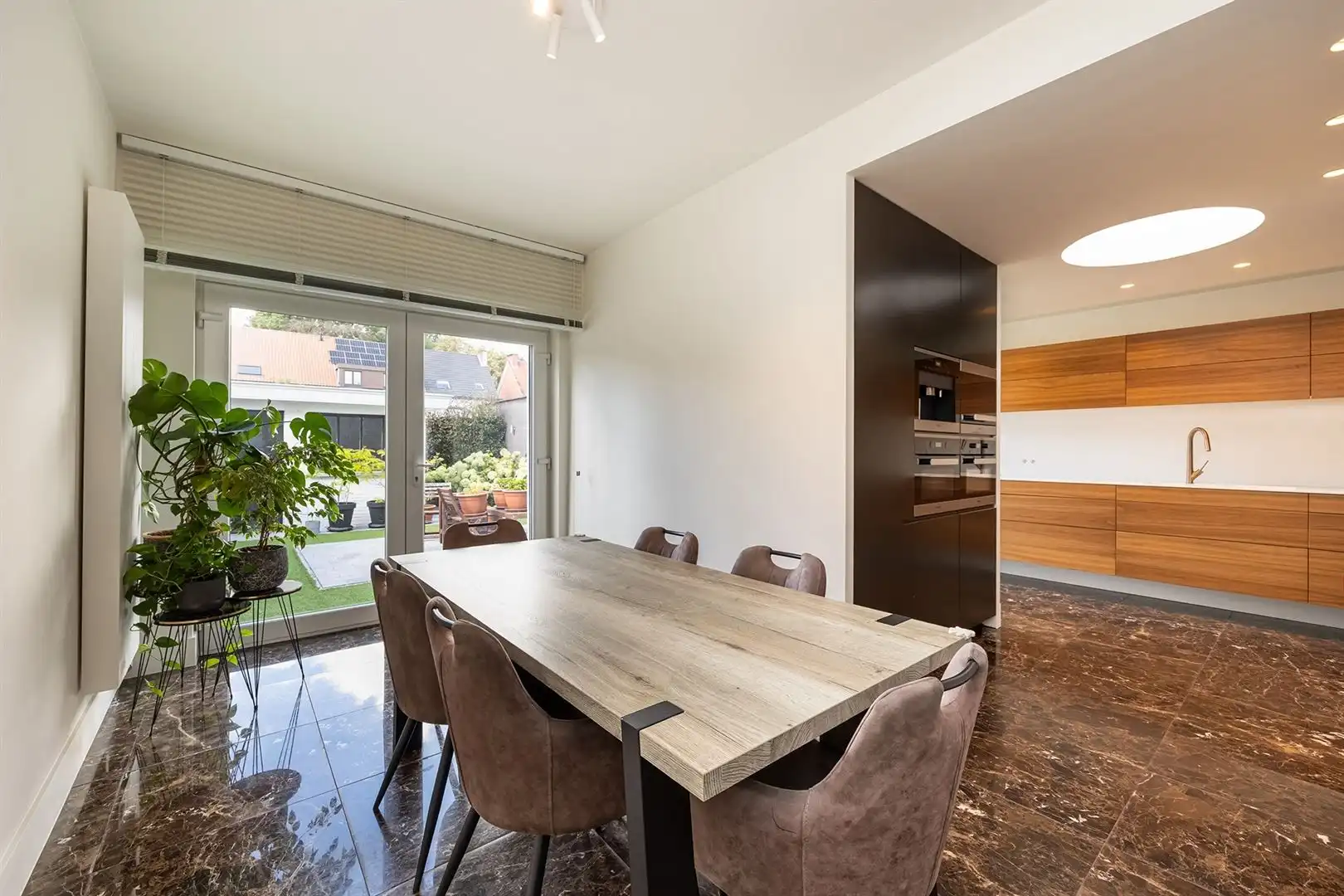 Gerenoveerde woning met vier slaapkamers en garage op rustige locatie foto 5