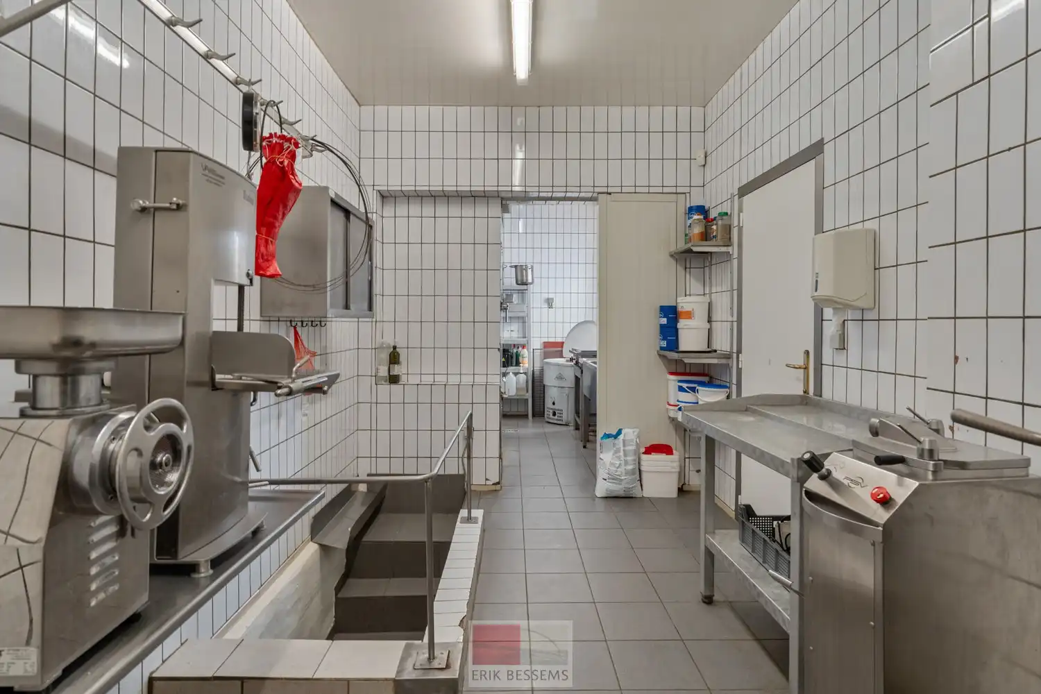 Charmante, op te frissen woning met 4 slaapkamers en inpandige garage. foto 4