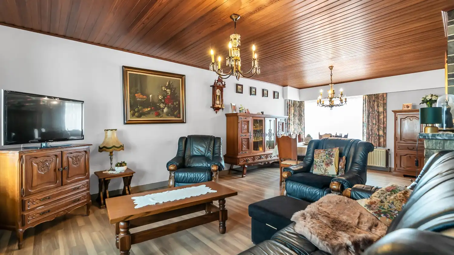 Charmante open bebouwing met veranda, garage en ruime tuin op 860 m² foto 2