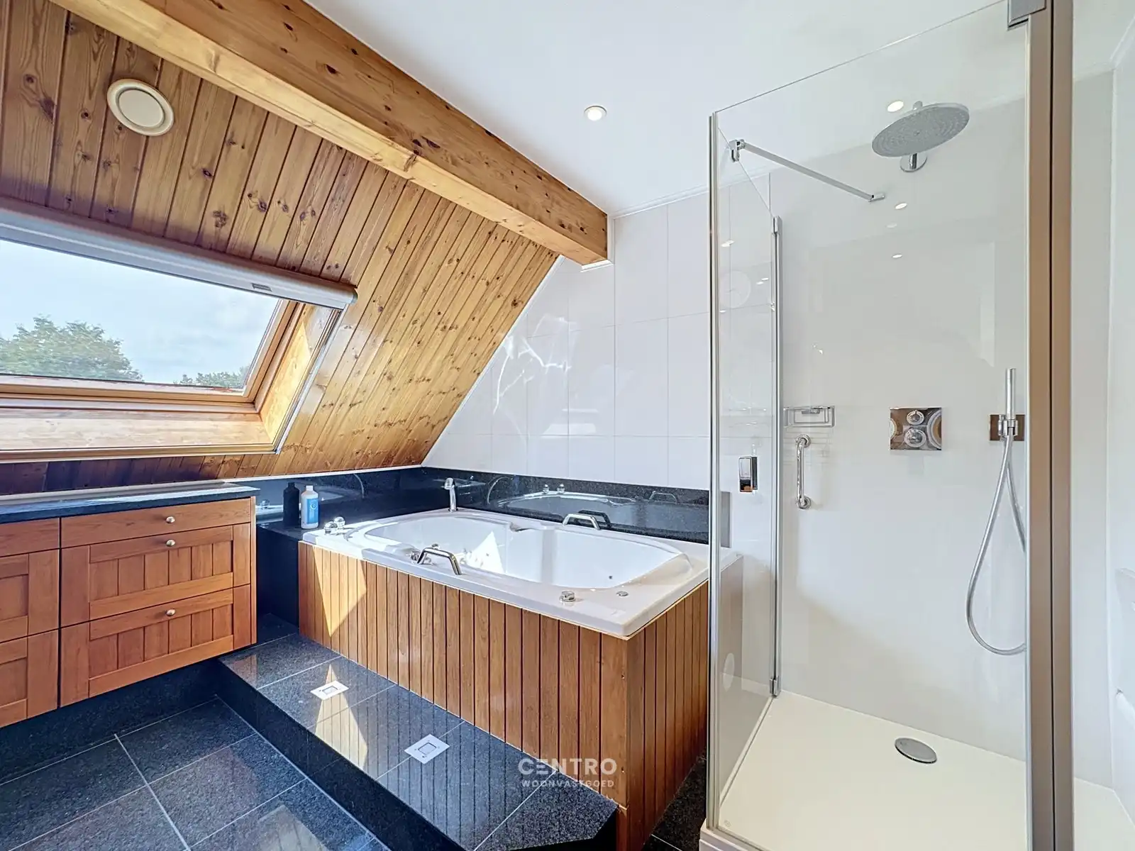 Ruime woning met opslagruimte in aangename omgeving! foto 29