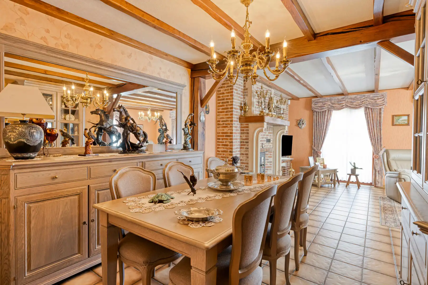 Te moderniseren ruime en solide 3-gevelwoning met grote tuin foto 4