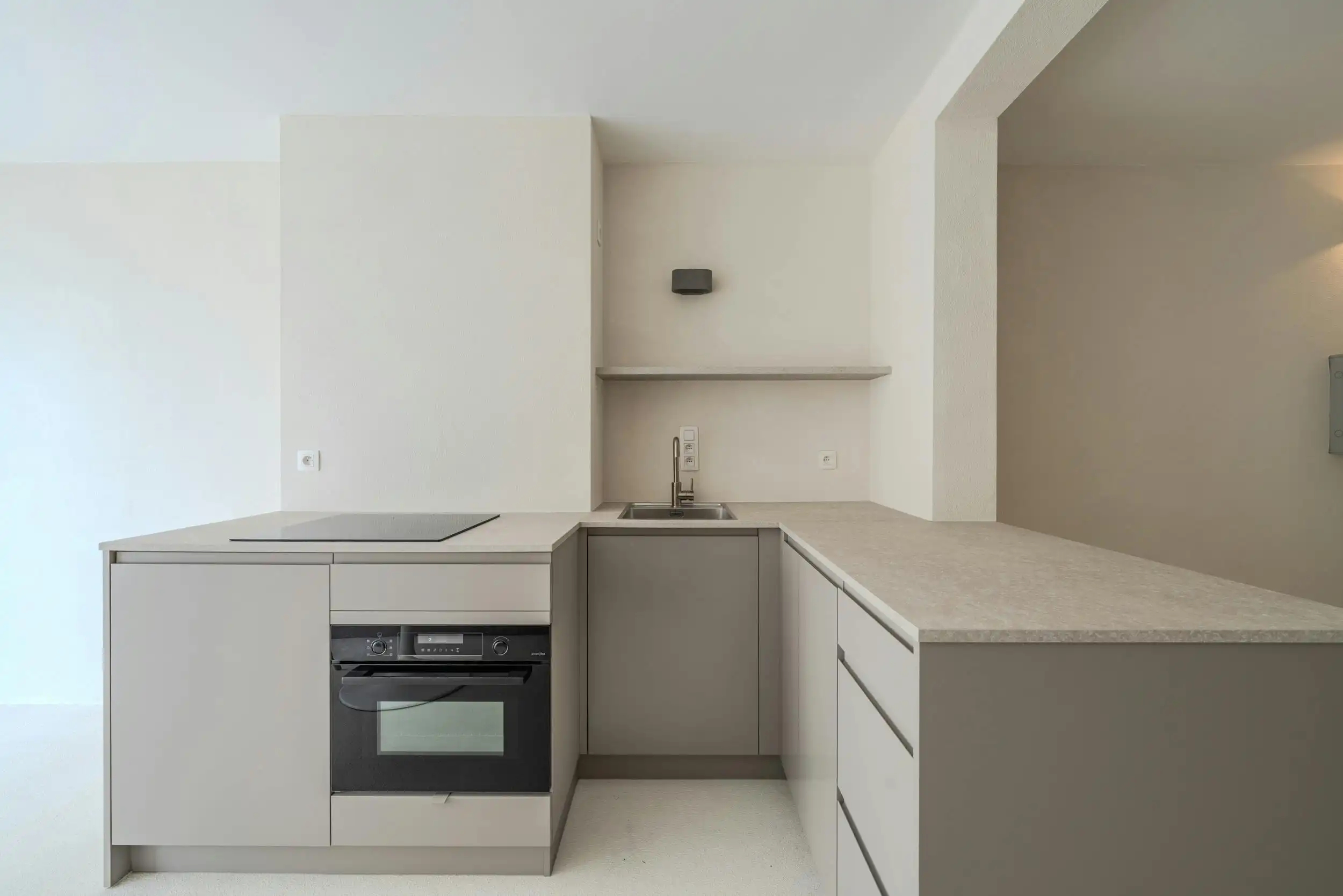 Prachtig gerenoveerde studio met slaaphoek en zijdelings zeezicht! foto 9
