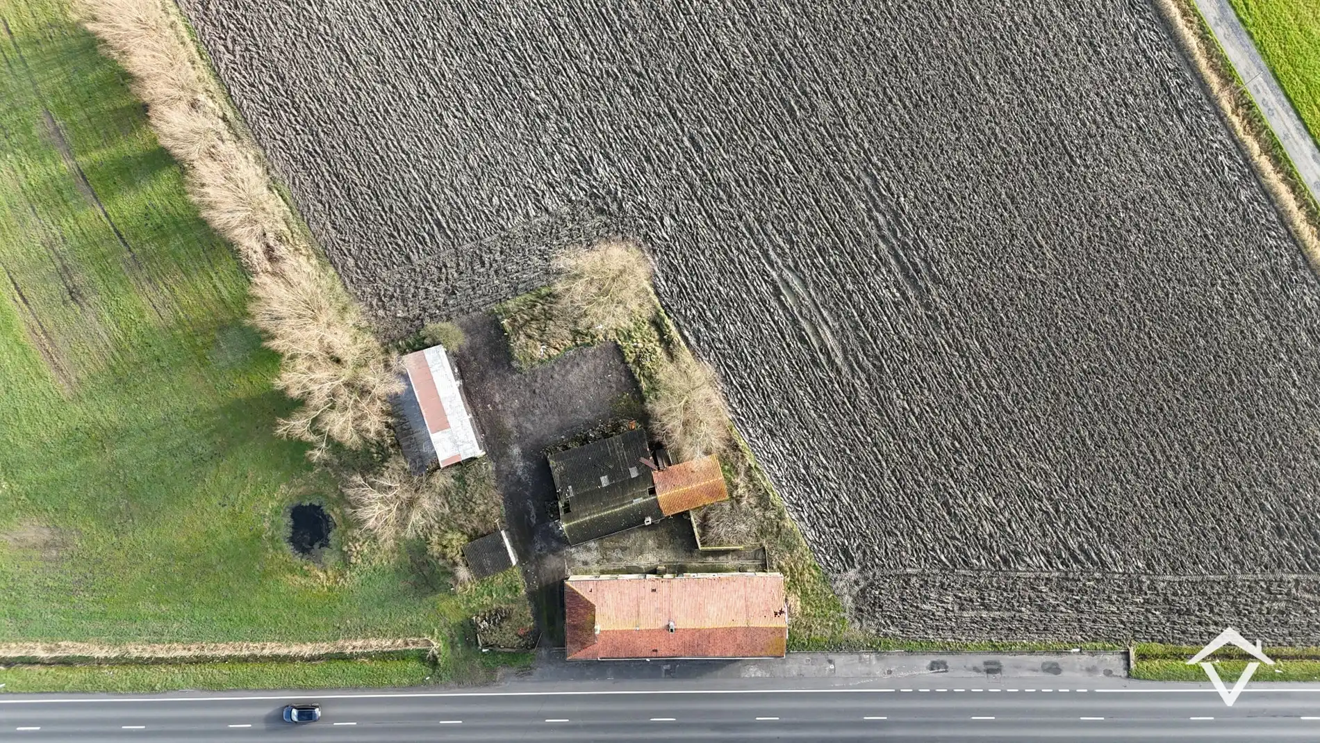 Hoofdfoto van de publicatie: Te herbouwen of te slopen hoeve op ruim perceel in landelijke omgeving