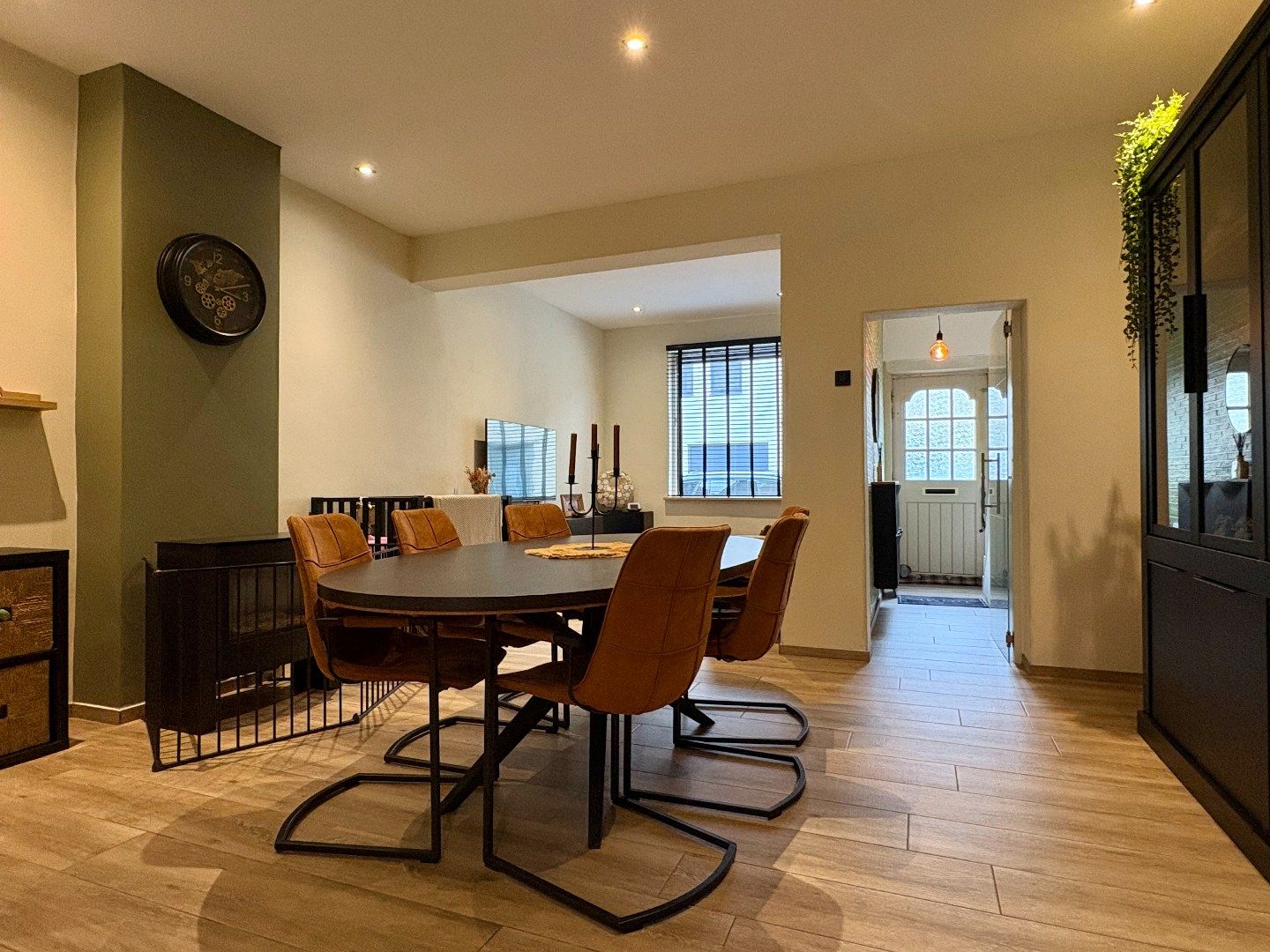 Starterswoning te koop in Roeselare met 2-3 slaapkamers en een ruime  vernieuwde leefruimte.  foto 6