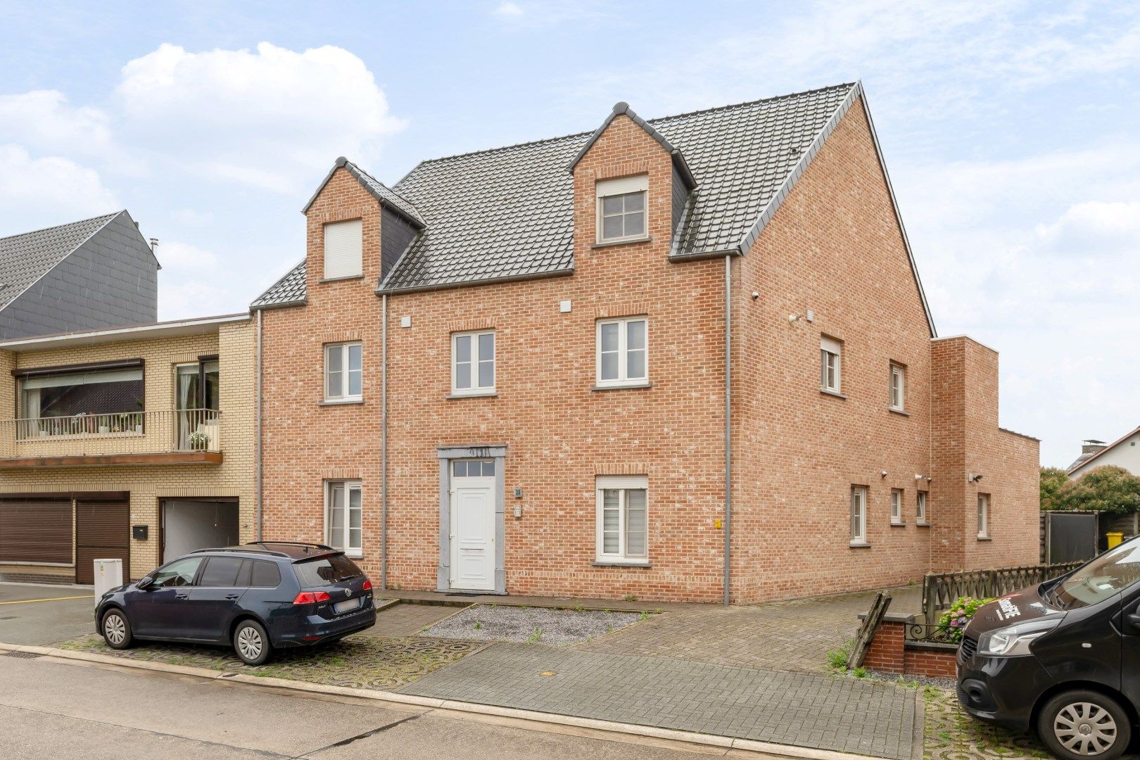 Gelijkvloers appartement rechts 2 slaapkamers met 86m² bewoonbare oppervlakte. foto {{pictureIndex}}