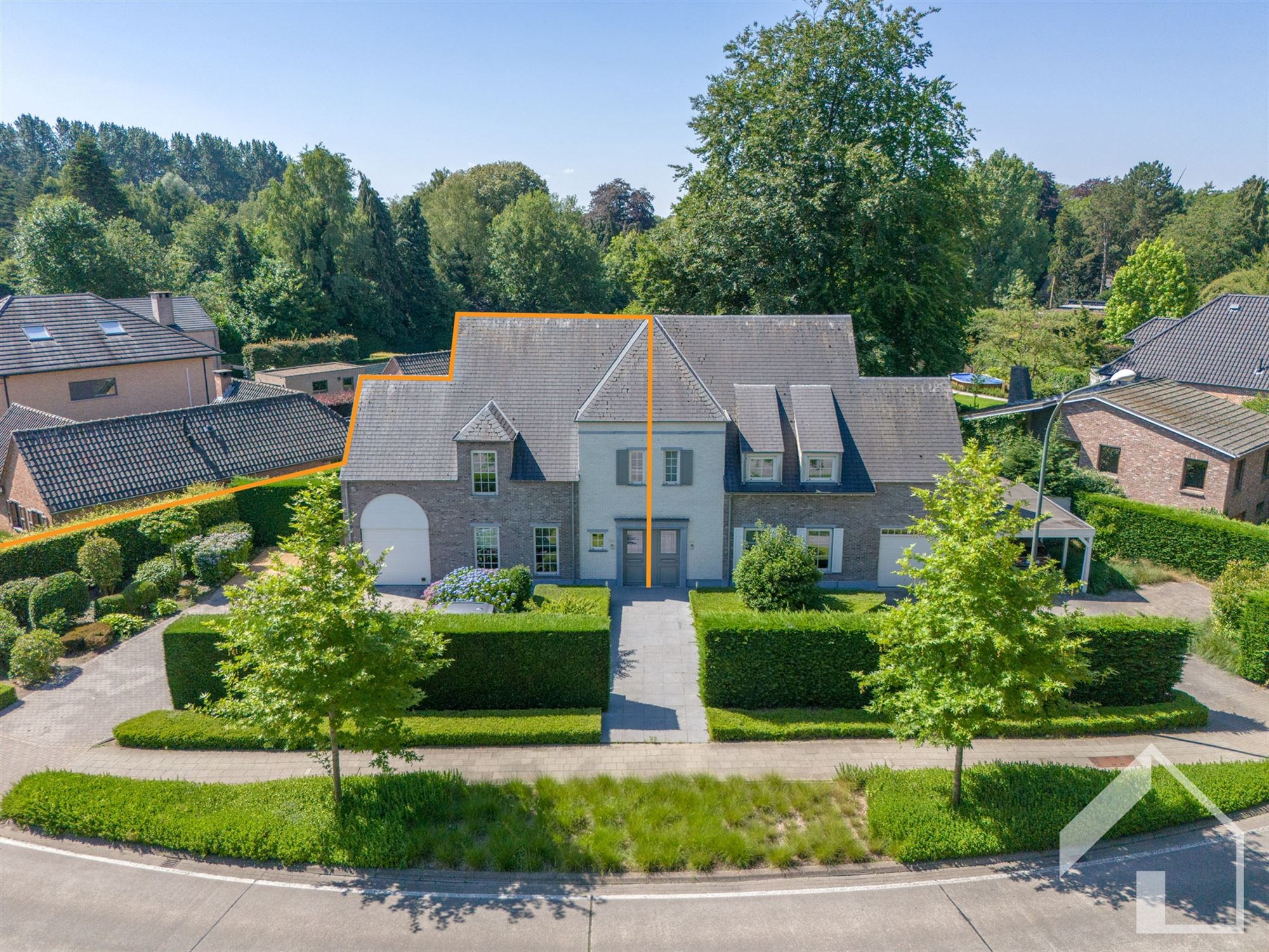 Energiezuinige woning met lift, tuin, oprit en inpandige garage foto {{pictureIndex}}