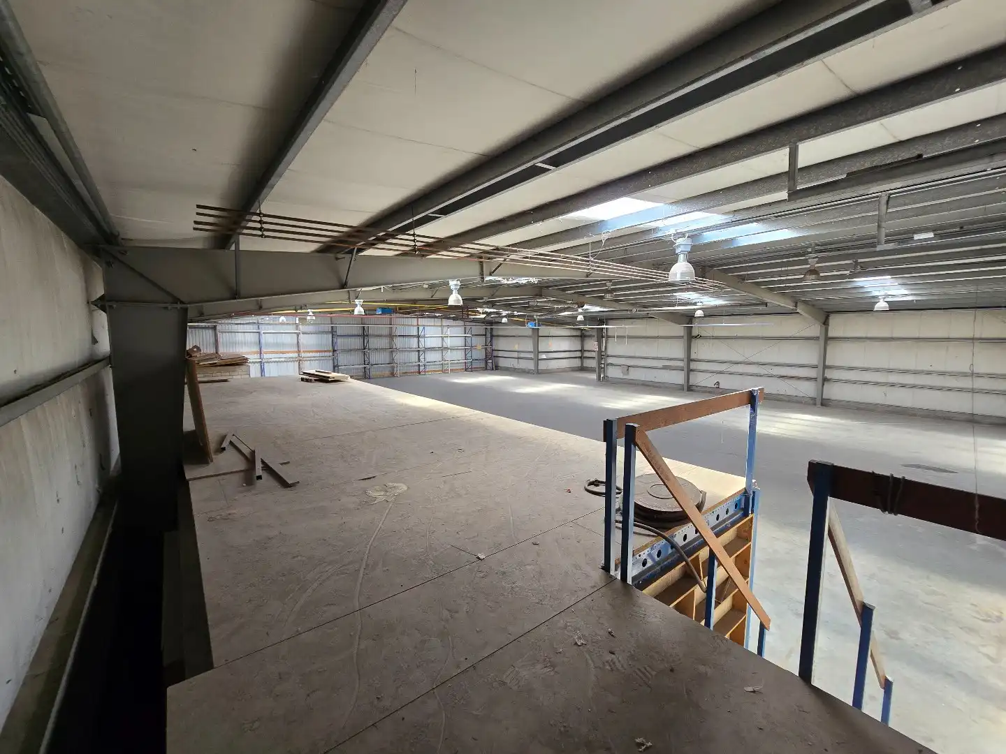 Ruime magazijn-/bedrijfsruimte van ca. 1.200 m² met 5 sectionaalpoorten en 3 laadkades op goed bereikbaar industrieterrein foto 14