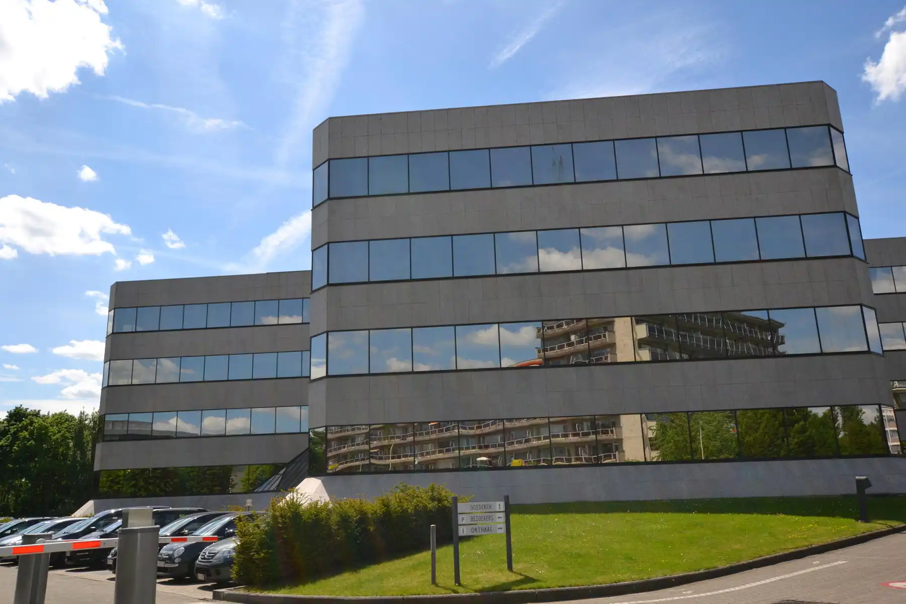 Strategisch gelegen kantoor te Wilrijk foto {{pictureIndex}}