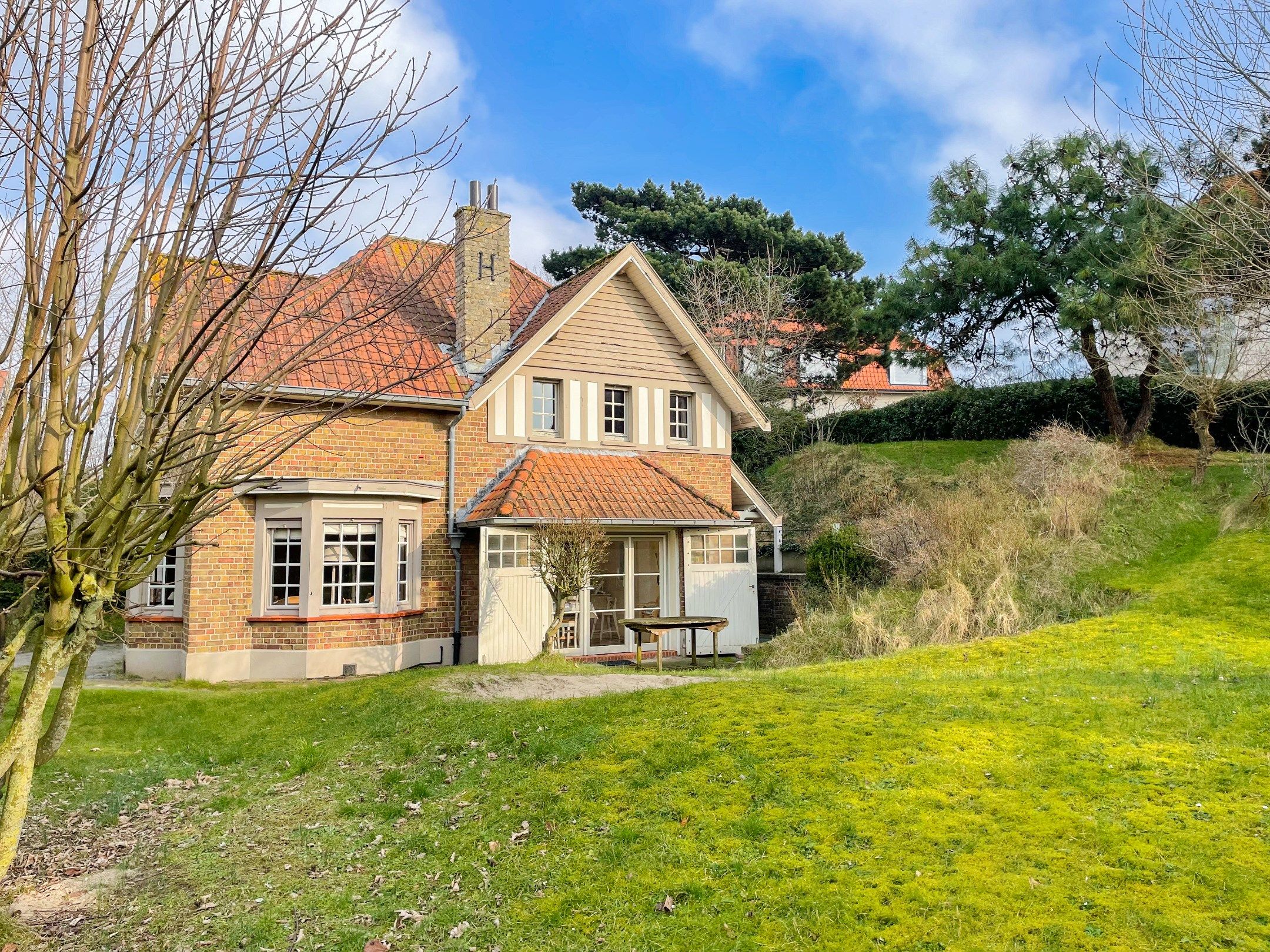 Uiterst charmante villa, rustig gelegen in één van de paadjes in het Zoute op wandelafstand van de zee. foto 2