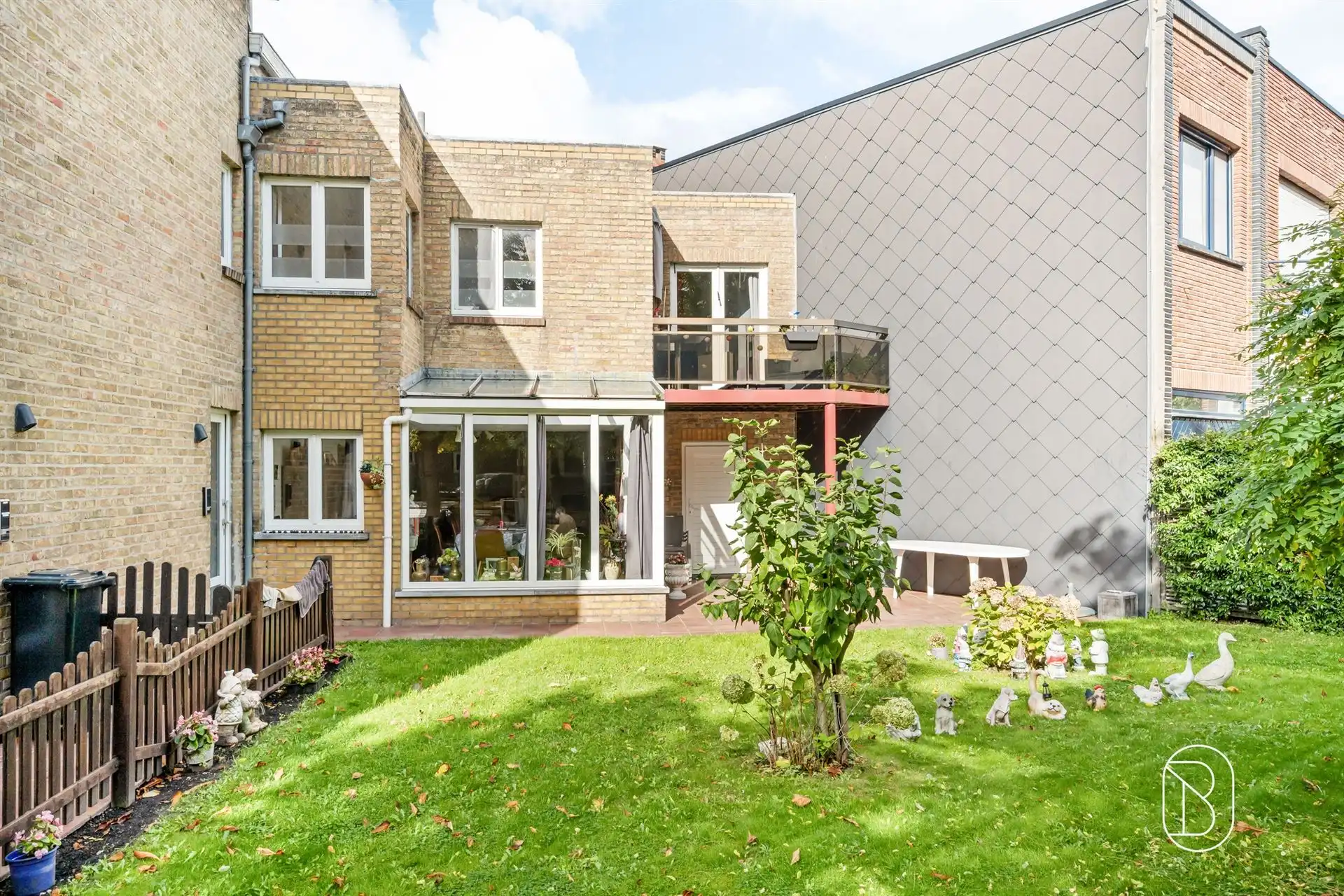 Opbrengsteigendom met 2 appartementen en 2 garages foto 4
