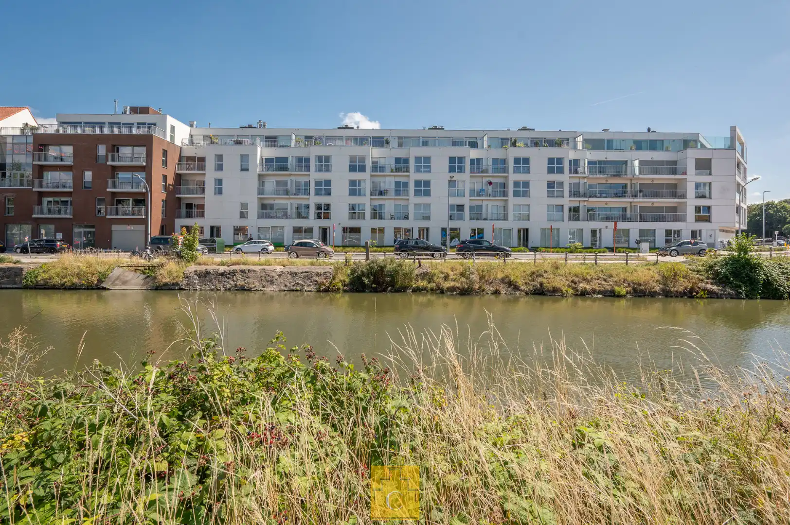 Appartement met subliem zicht, autostandplaats, 2  zonneterrassen, ruime privé-kelder, vooraan St Kruis foto {{pictureIndex}}