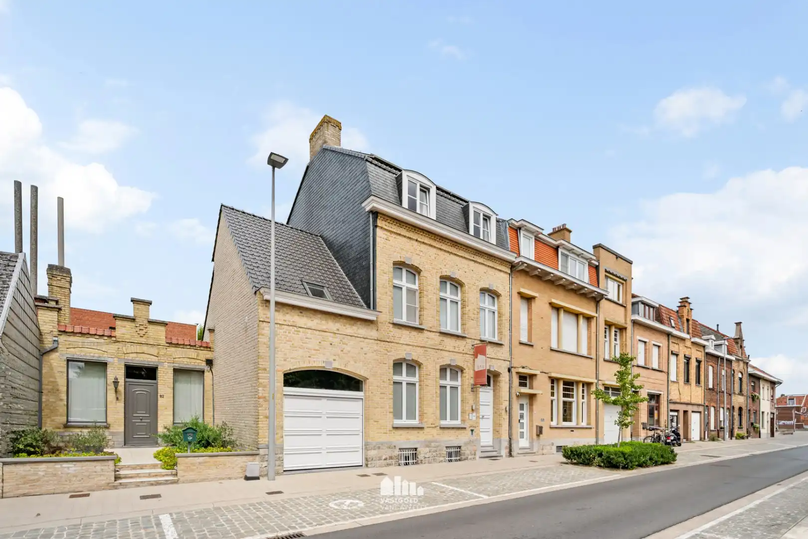 Exclusief en karaktervol herenhuis met 6 slaapkamers, inpandige garage en zonnige stadstuin in hartje Ieper foto 3