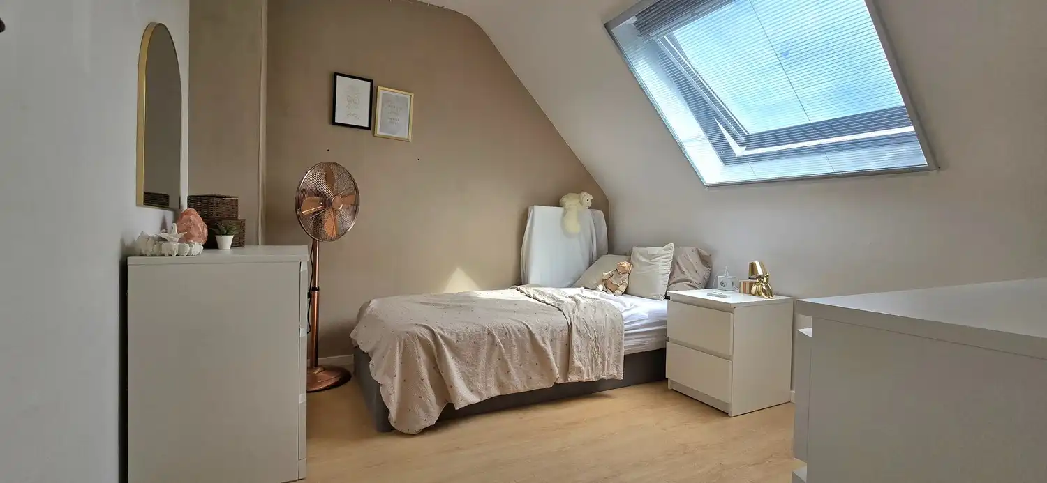 Instapklare halfopen gezinswoning met 4 slaapkamers, zonnepanelen en zonnige tuin foto 20