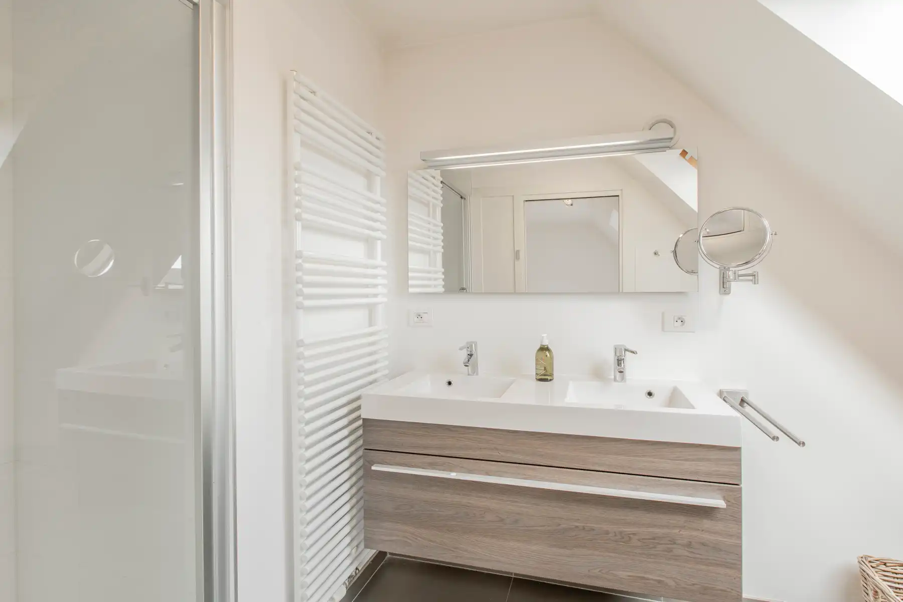 Uitzonderlijk ruim en modern gemeubelde triplex met zonneterras foto 9
