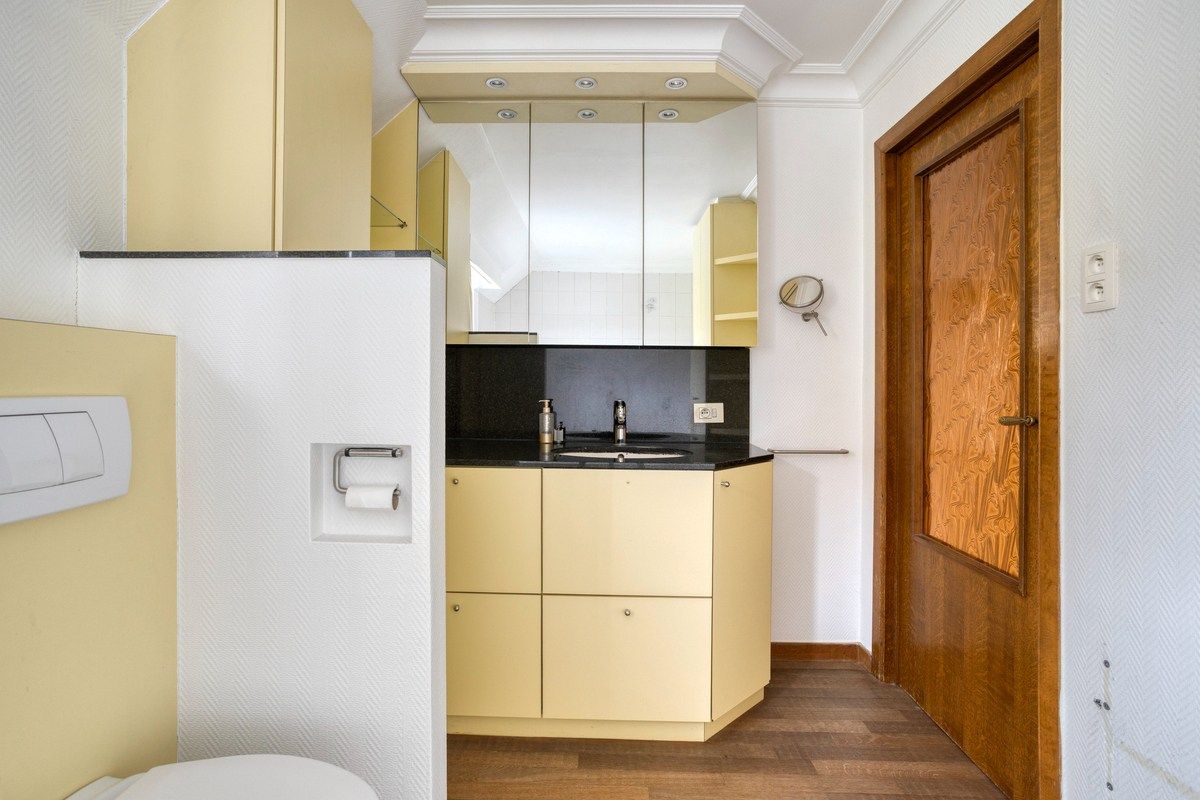 Bijzonder ruime woning met inpandige garage en 3 slks op een perceel van 1218 m². foto 11