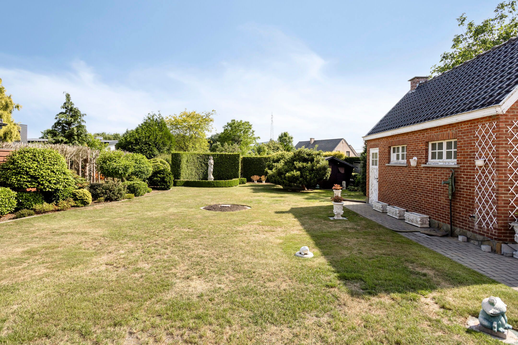 Te renoveren woning met veel potentieel foto 26