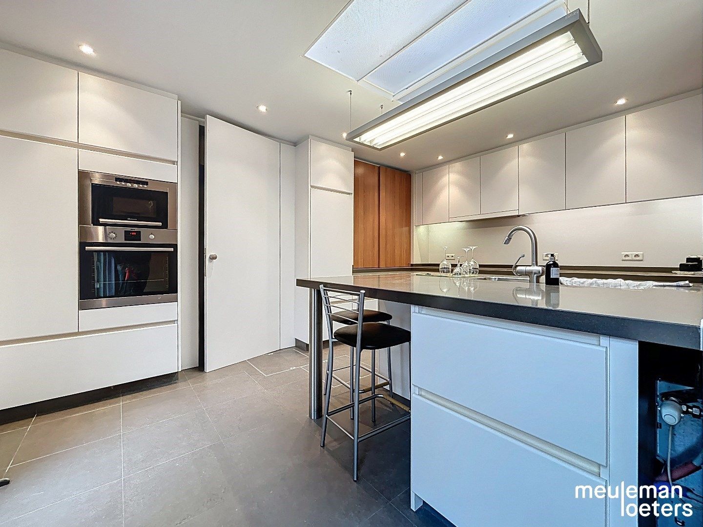 Ruime rijwoning nabij het commercieel centrum van Roeselare foto 6