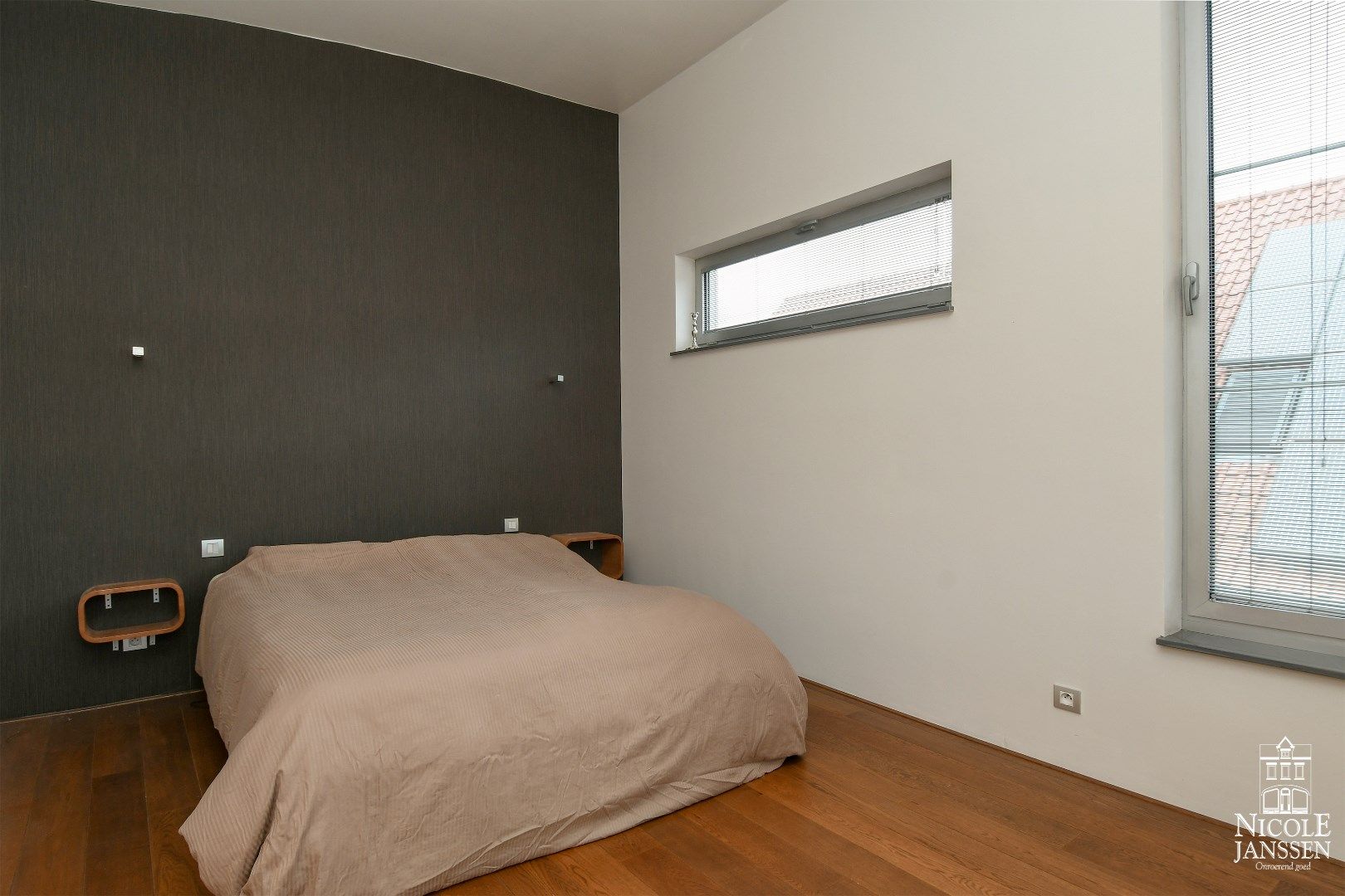 Ruime en speels ingedeelde woning met bijzondere architectuur en praktijkruimte foto 20