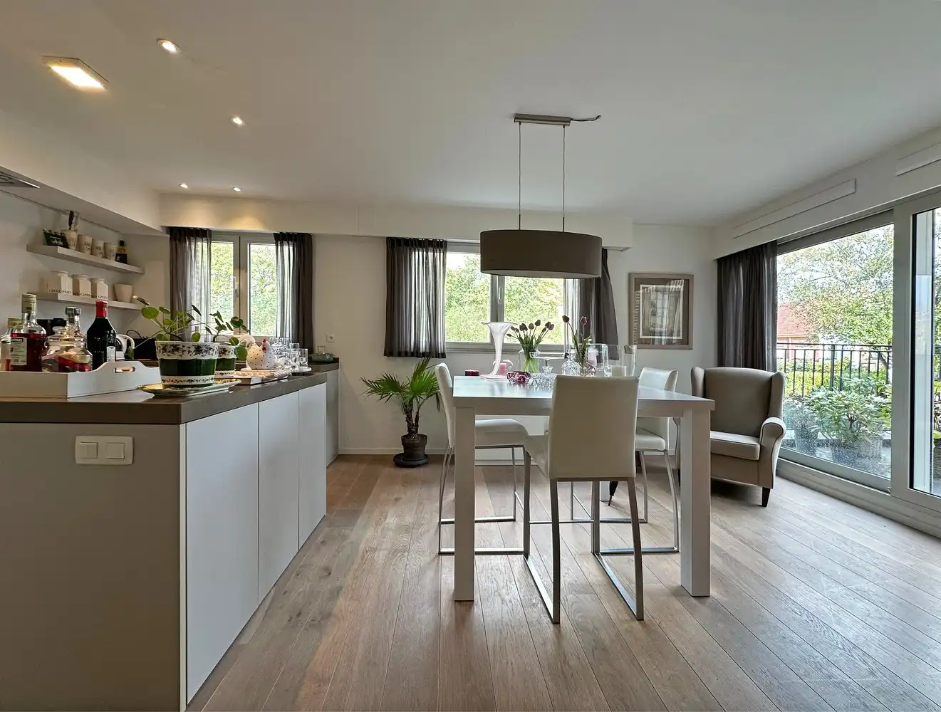 Luxueus appartement op een rustige centrumlocatie te 's Gravenwezel. foto 2