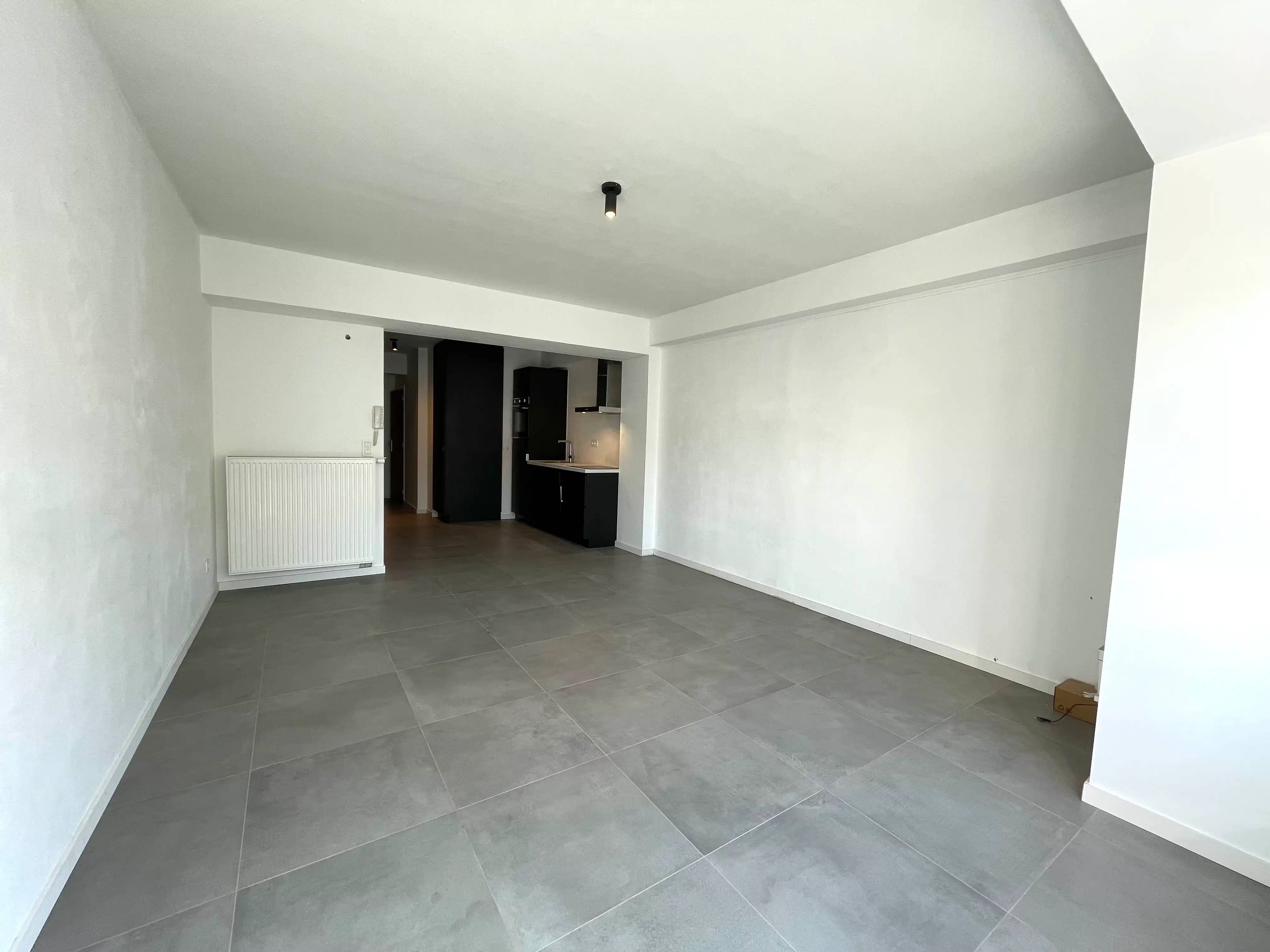 Ongemeubeld appartement met twee slaapkamers. Aan de achterkant van de Zeedijk. foto 4