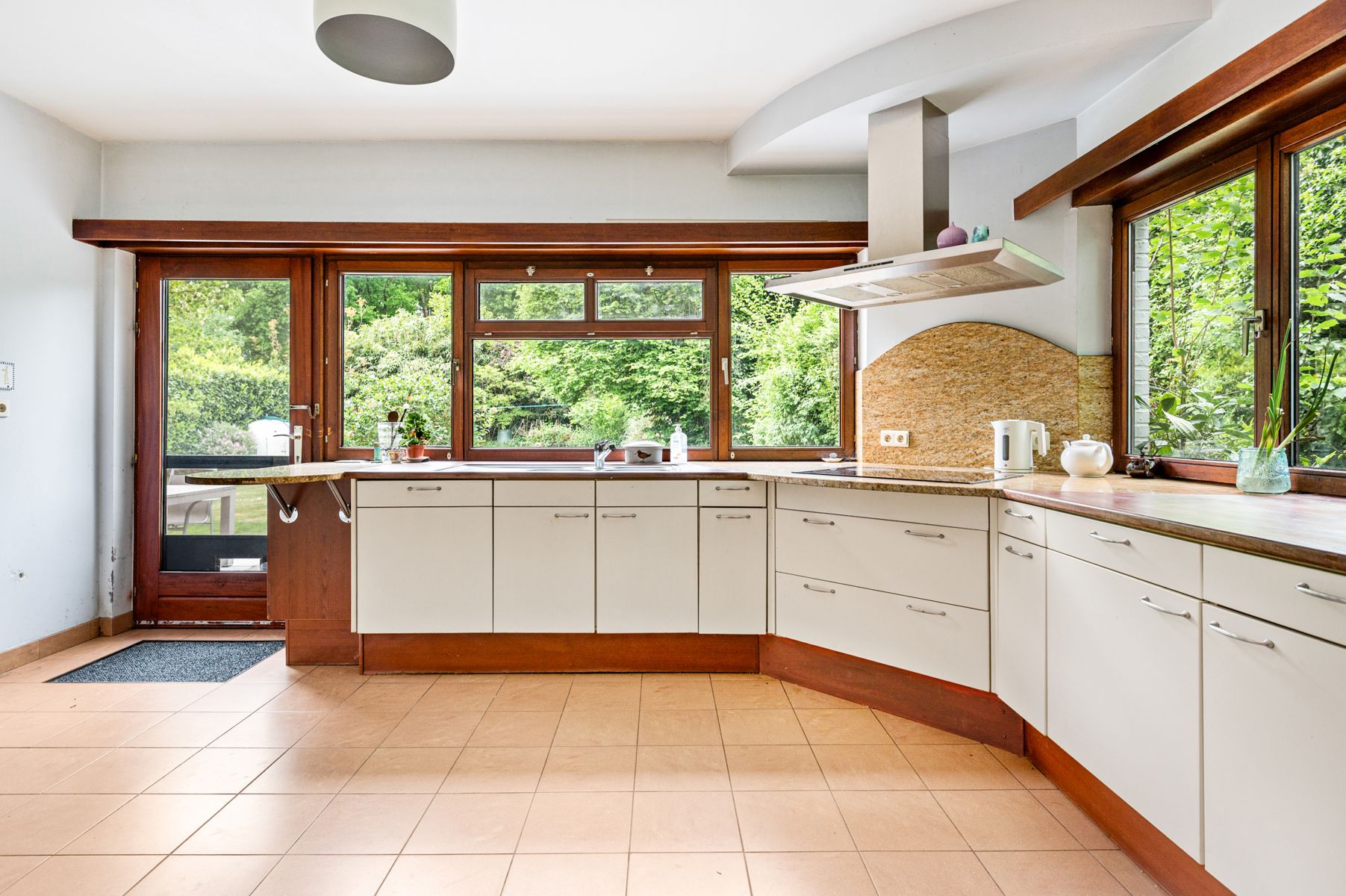 Uitzonderlijk gelegen woning met veel ruimte en karakter! foto 7
