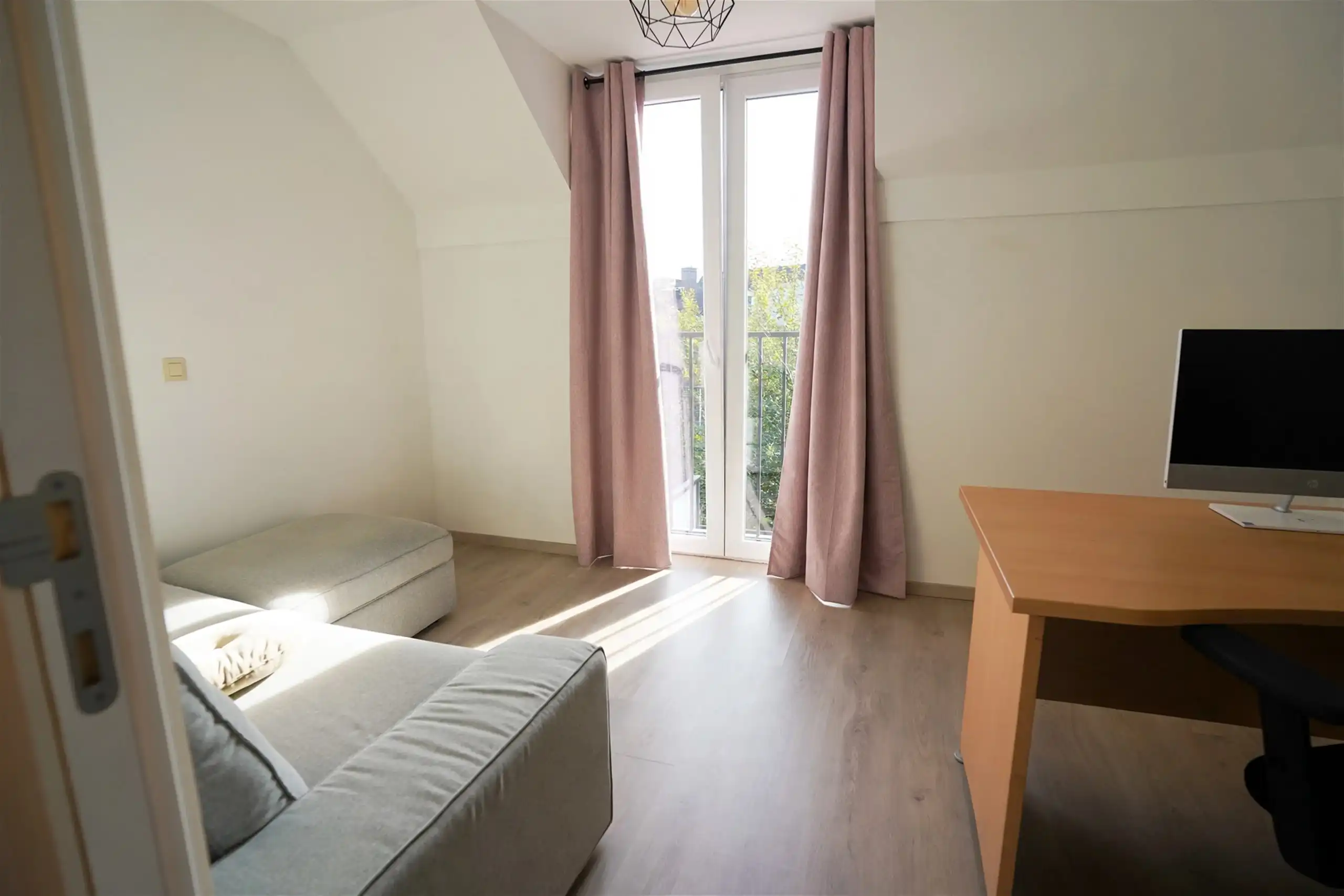 Jonge woning met 2 overrdekte staanplaatsen en kleine tuin foto 15