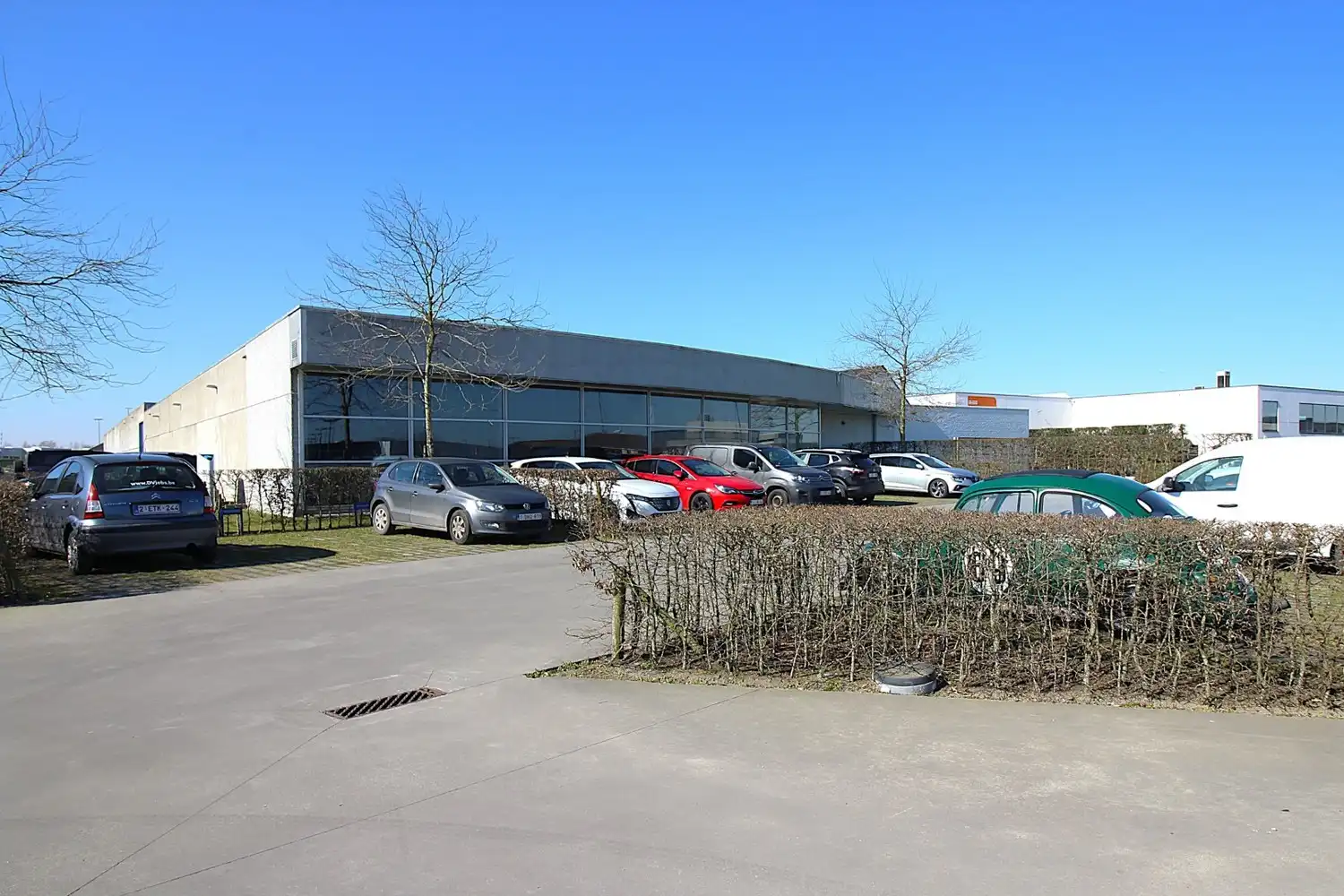 bedrijfsgebouw | 960m² showroom, kantoren en parking foto 5