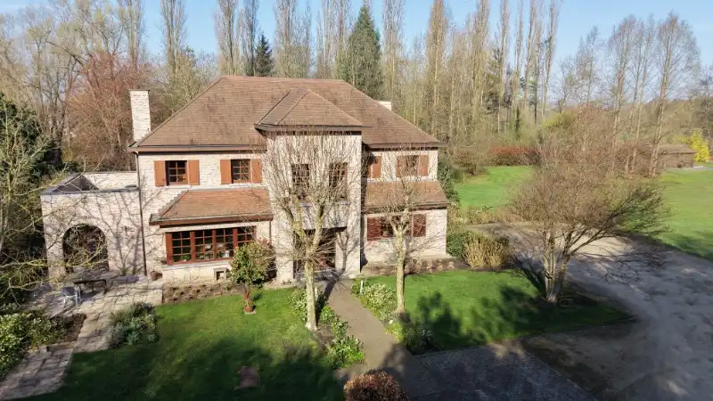 Hoofdfoto van de publicatie: Ruime villa van 336m² op 1 hectare 45 are met vijver