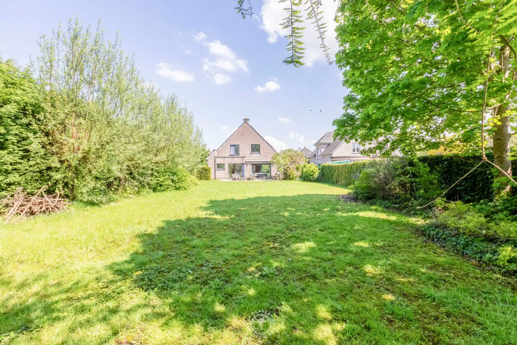 Rustig gelegen villa met prachtige tuin foto {{pictureIndex}}