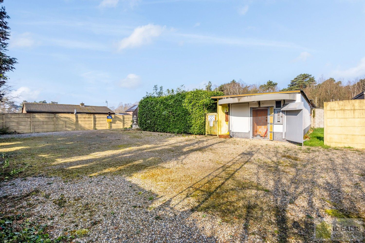 IDEALIS VASTGOED - TE RENOVEREN/AF TE BREKEN HANDELSPAND GELEGEN OP EEN RUIM PERCEEL VAN 12A 23CA! Dit te renoveren/af te breken handelspand omvat maar liefst +-350m² netto oppervlakte op een perceel van 12a23ca. Een unieke kans voor kandidaten op zoek naar een renovatieproject/grond op een hele fijne locatie dicht bij de centra van Oudsbergen, Bree en Peer! foto 8