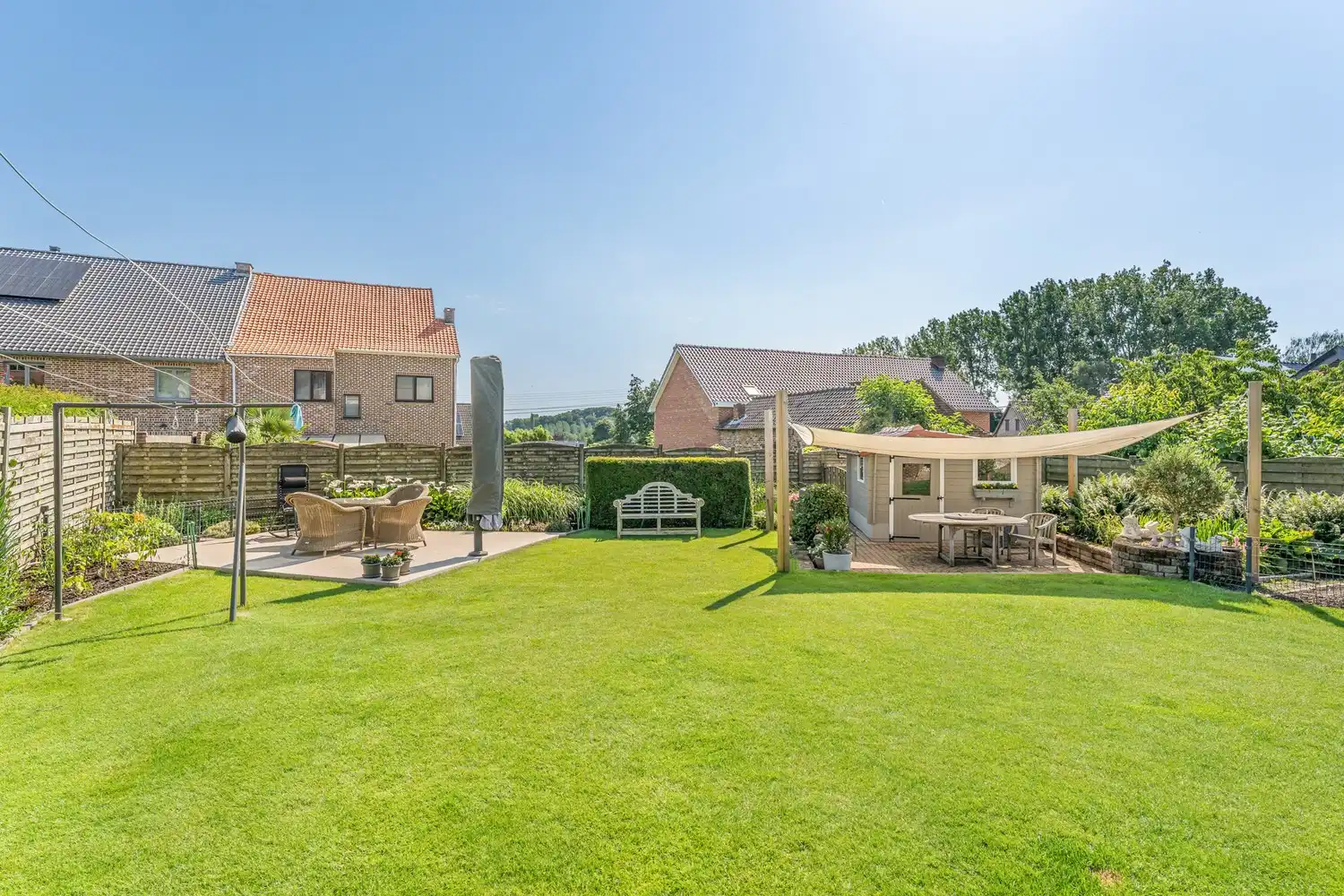 Degelijk onderhouden gezinswoning met 3 slaapkamers, volledig onderkelderd en mooie aangelegde tuin op een perceel van 5a96 ca! foto 15