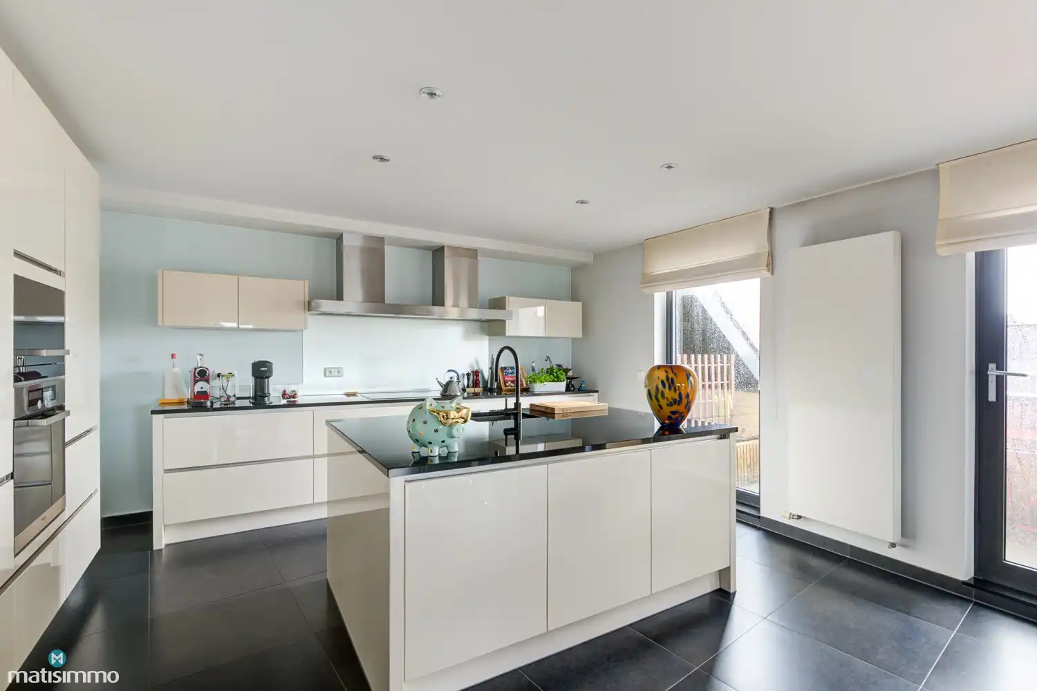 ZEER RUIM EN MODERN DUPLEXAPPARTEMENT (234M²) MET 5 SLAAPKAMERS, 2 BADKAMERS, 2 TERRASSEN, 2 KELDERS, DUBBELE GARAGE (60M²) (+ OPTIONEEL GARAGE) IN HET CENTRUM VAN LANAKEN foto 10