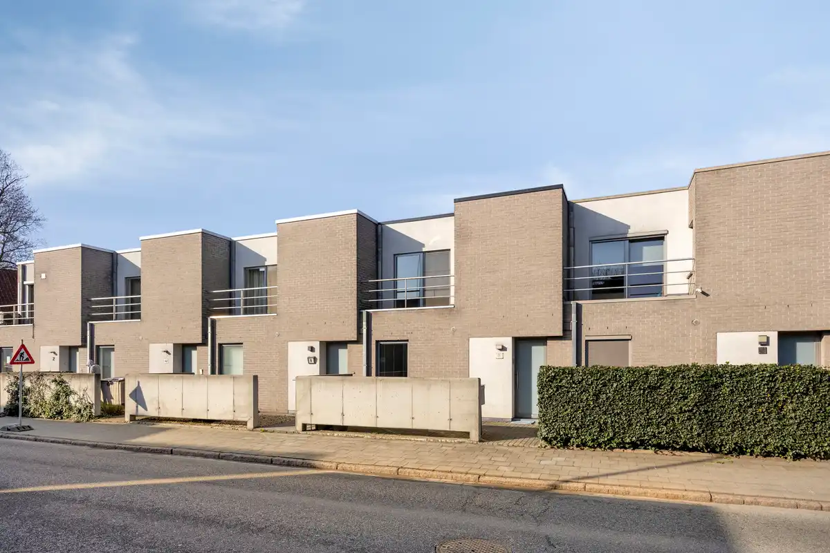 Trendy woning met dubbele garage foto {{pictureIndex}}