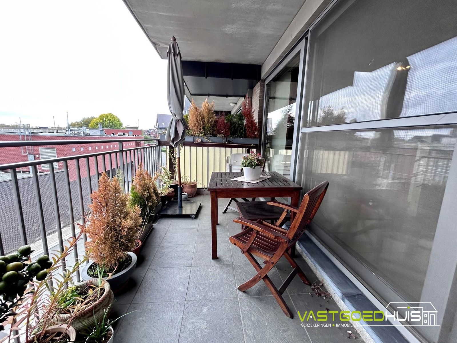 Instapklaar tweeslaapkamerappartement met terras en garage foto 17