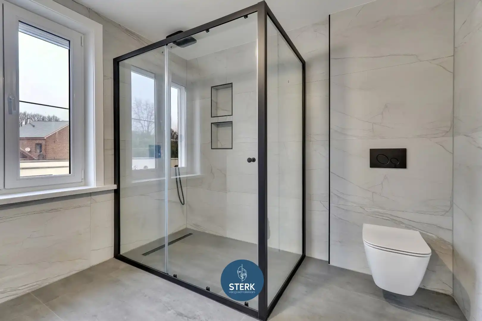 MODERN GERENOVEERDE GEZINSWONING MET 5 SLPKS + 2 BADKAMERS TE LANAKEN !  foto 19