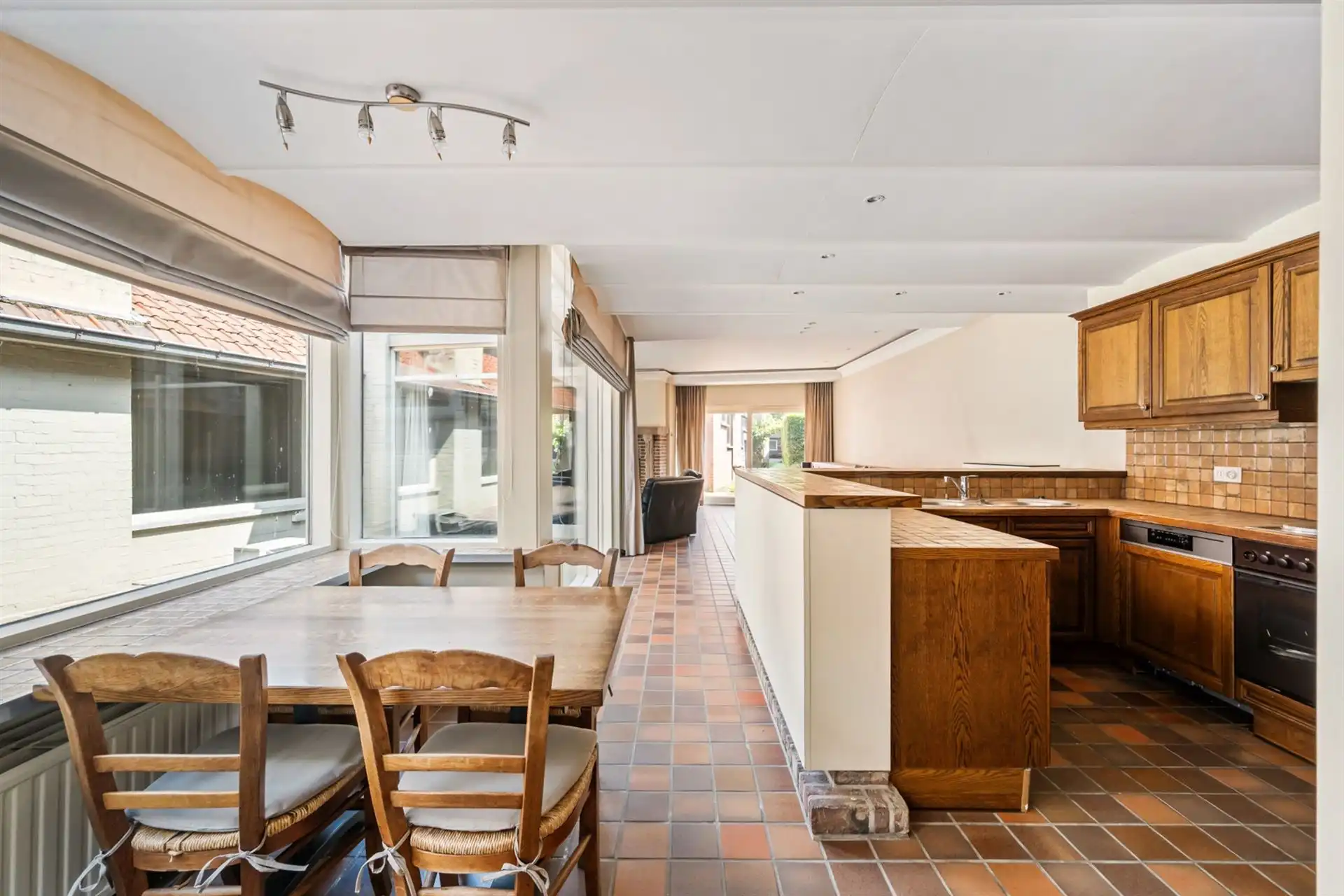 Handelspand met aparte woonst op een toplocatie in Deerlijk! foto 10