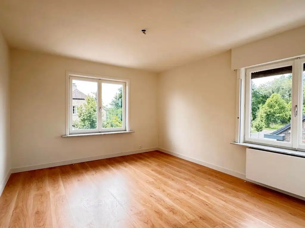 Deze rustig gelegen, alleenstaande woning onderging een grondige renovatie en werd uitgerust met zonnepanelen, vernieuwde beglazing, nieuwe radiatoren, een vernieuwde badkamer en aangelegde oprit. foto 12
