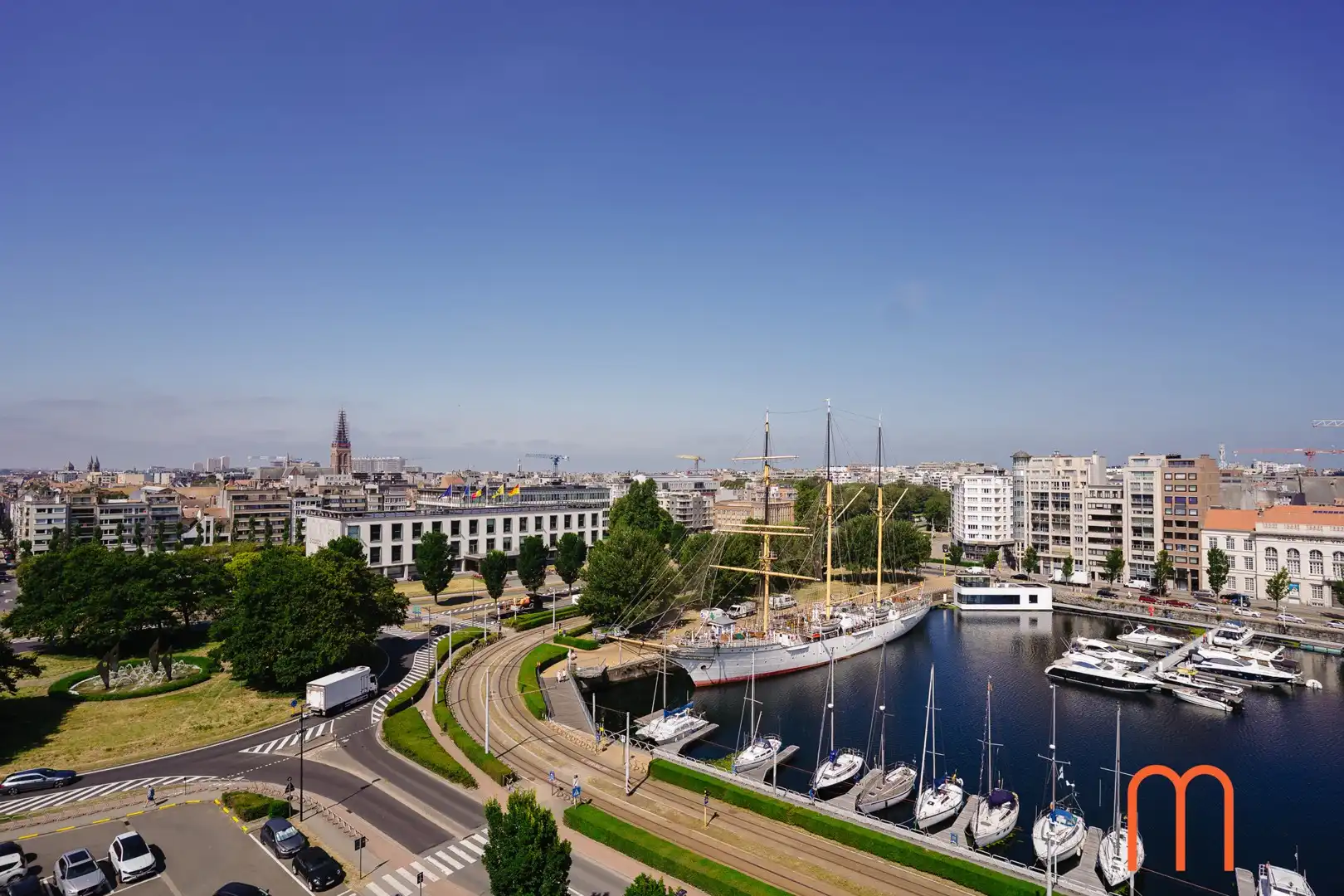 Volledig gerenoveerd en gemeubeld appartement met uniek zicht op de Mercator en de jachthaven in Oostende foto {{pictureIndex}}