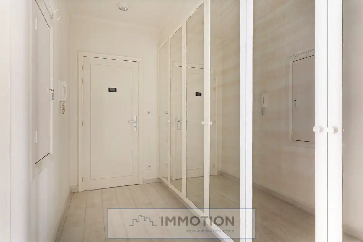 Mooi 1-slaapkamer appartement met parking aan het Overbekeplein. foto 3