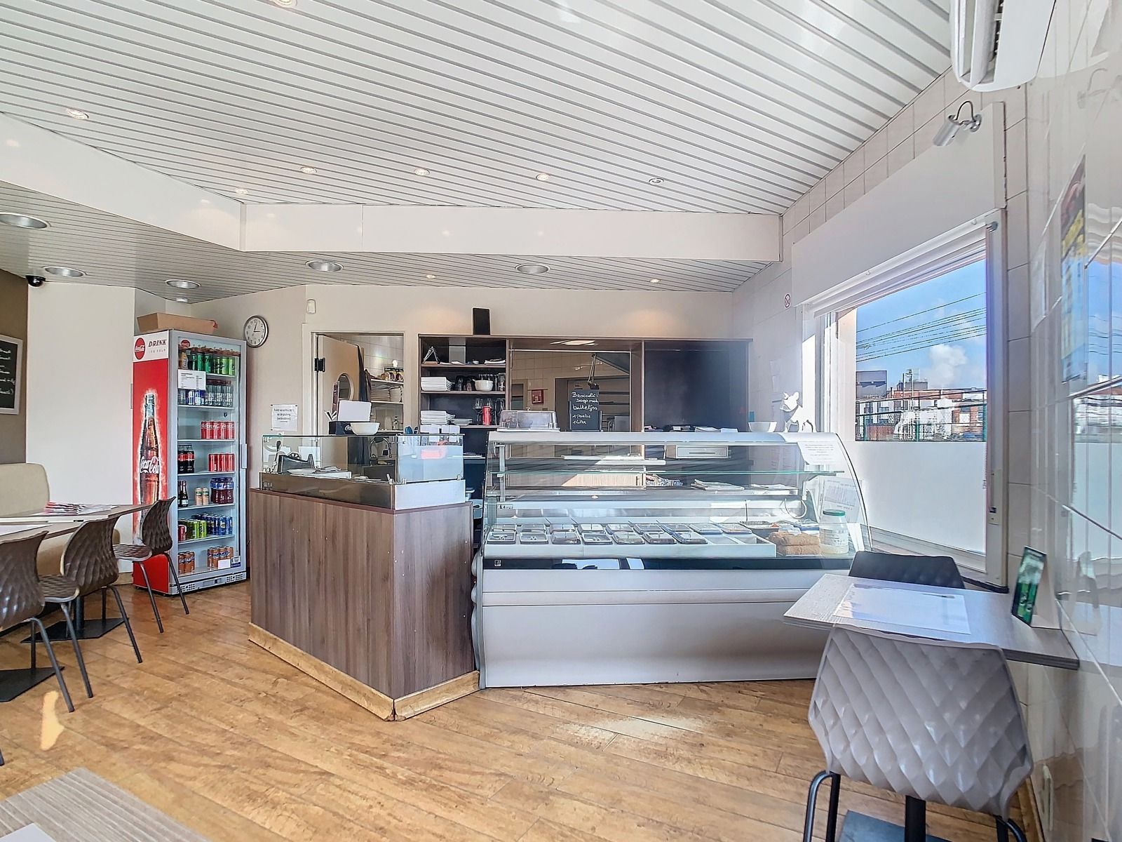 Centraal gelegen, polyvalente woning met vele mogelijkheden! foto 2