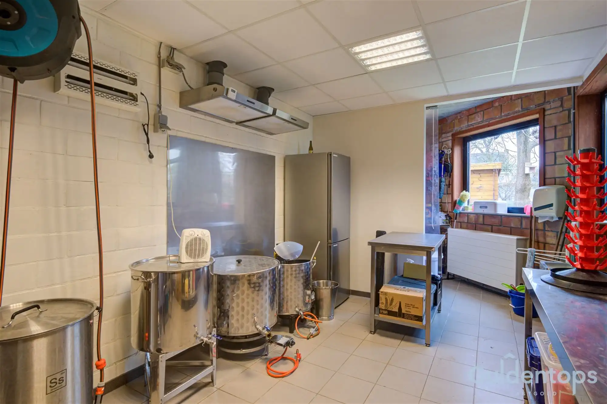 Zeer ruime instapklare half open woning met zwembad foto 15