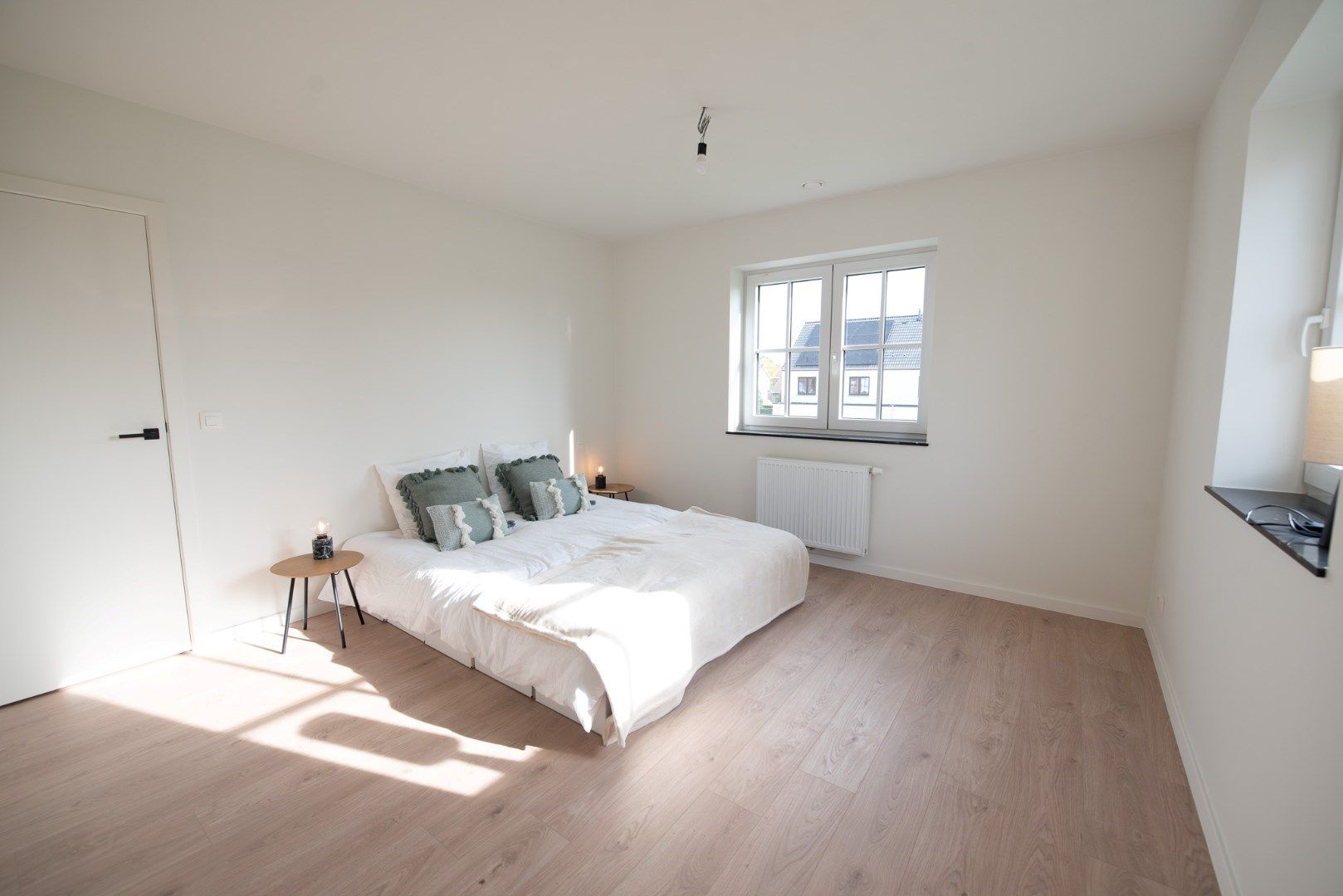 Energiezuinige halfopen woning met 3 ruime slaapkamers TE KOOP in doodlopende straat te Desselgem. foto 7