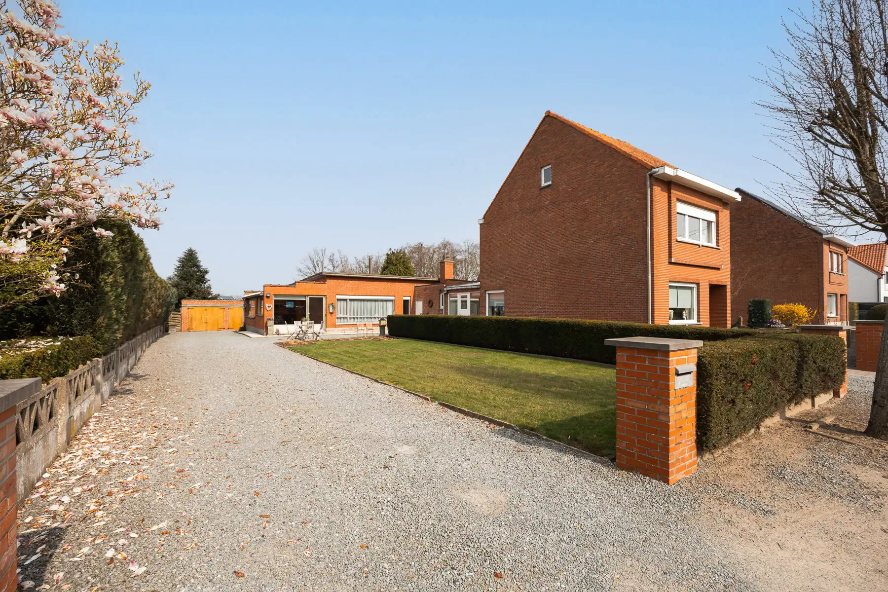 Hoofdfoto van de publicatie: Open bebouwing met veelzijdig bijgebouw op een toplocatie