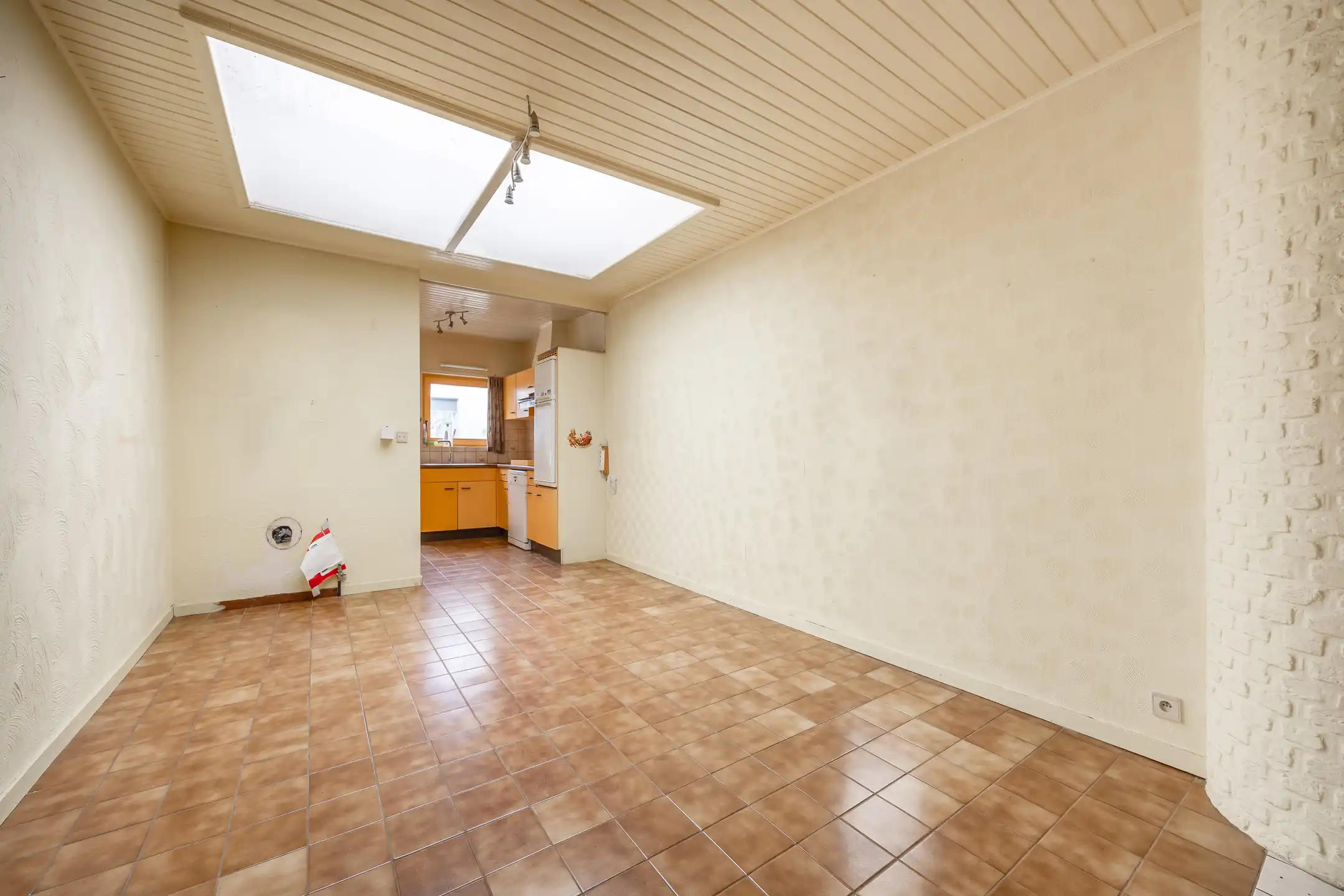 te renoveren woning met 3 ruime slaapkamers , garage en tuin foto 3