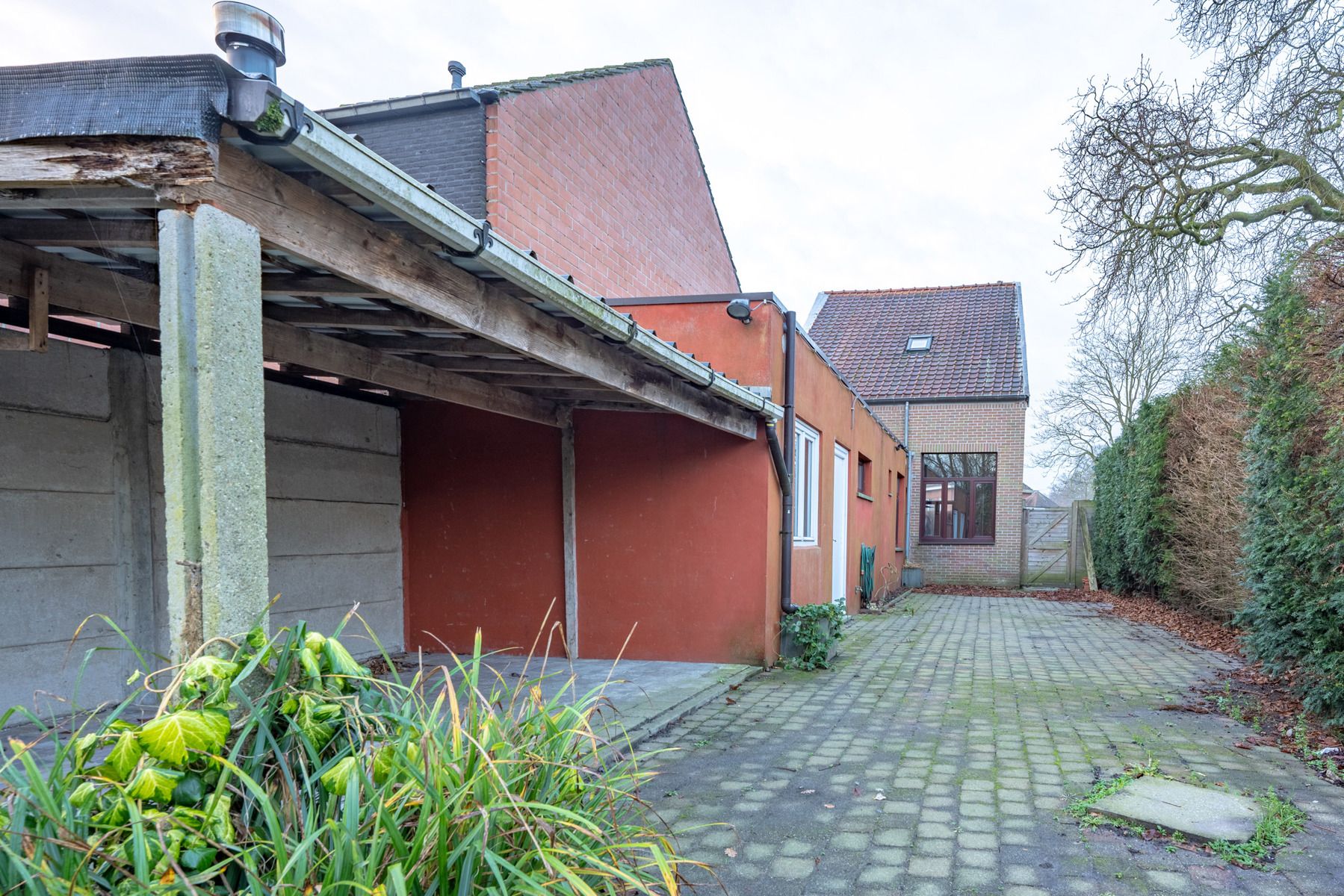 Halfopen bebouwing met 2 slaapkamers, ruime oprit en tuin! foto 4