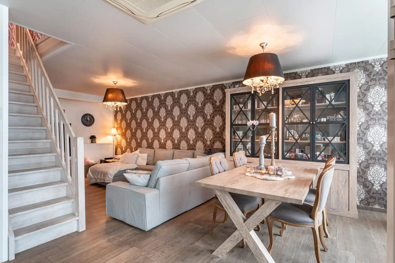 Instapklare woning met commercieel gelegen handelspand te Halen foto 5